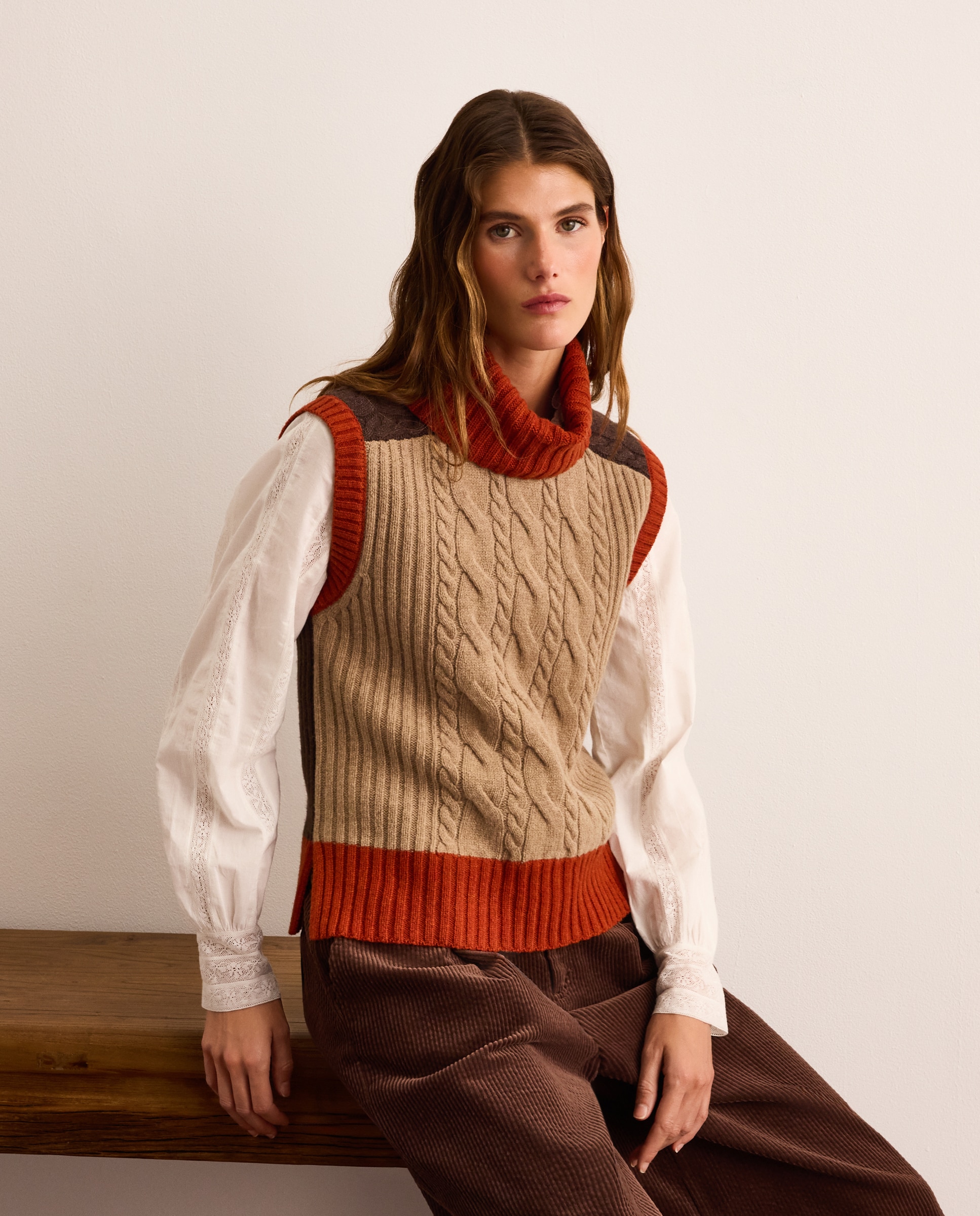 Imagen 0 de Chaleco de mujer con cuello caja Beige