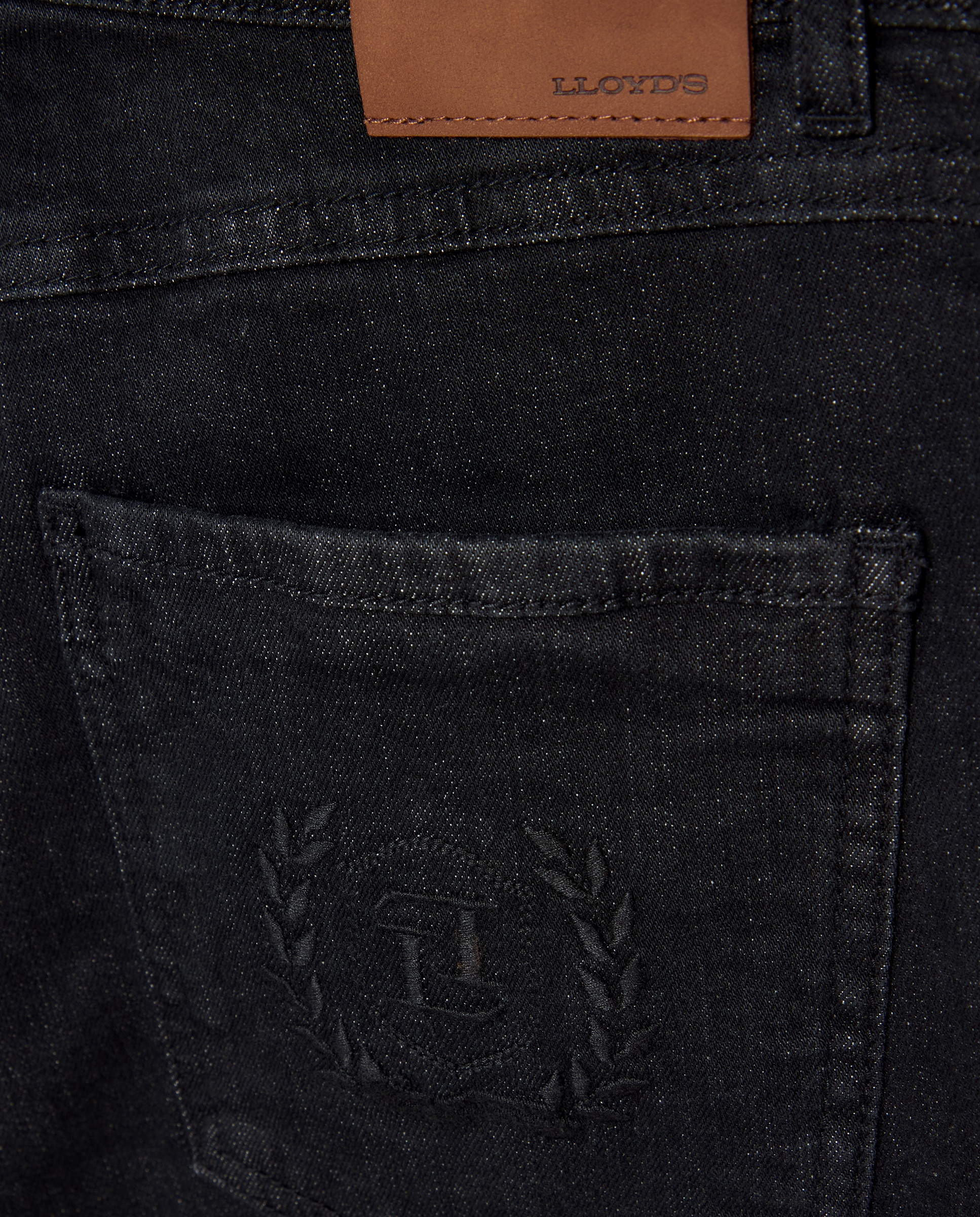 Jeans Direitos com Escudo Bordado Preto Intenso-2