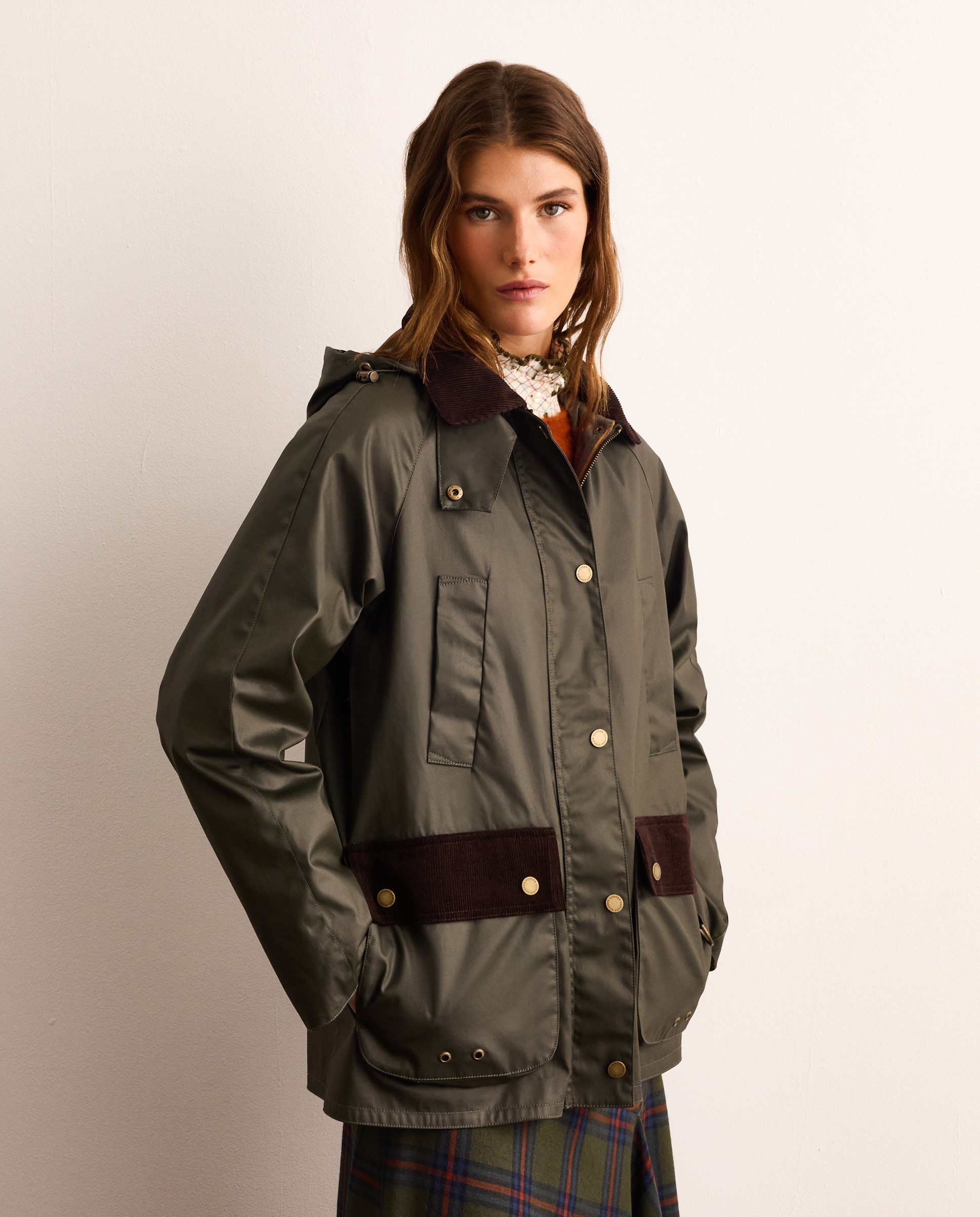 Imagen 0 de Parka corta lisa de mujer 520 Kaki