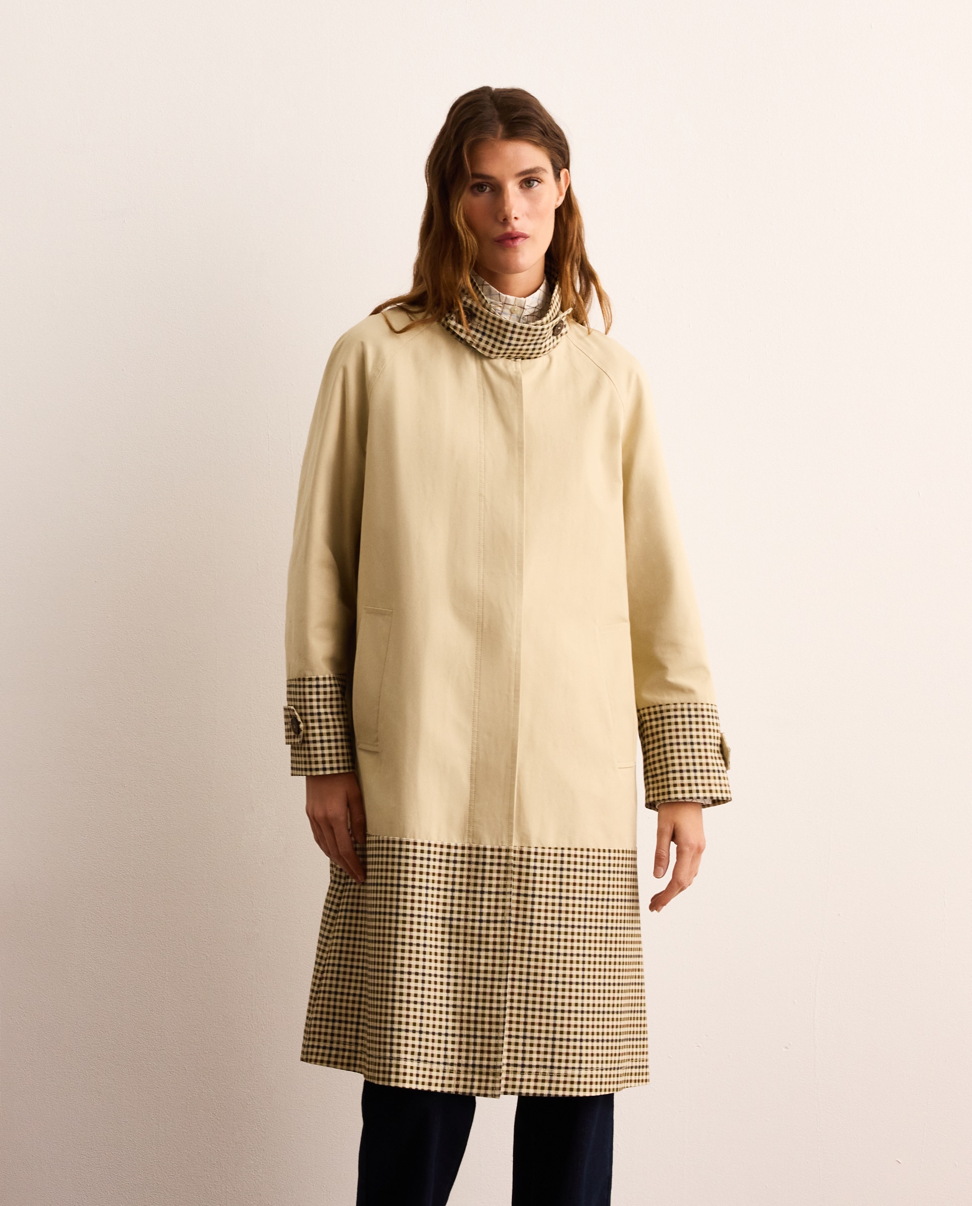 Imagen 0 de Gabardina de mujer cuello chimenea Beige
