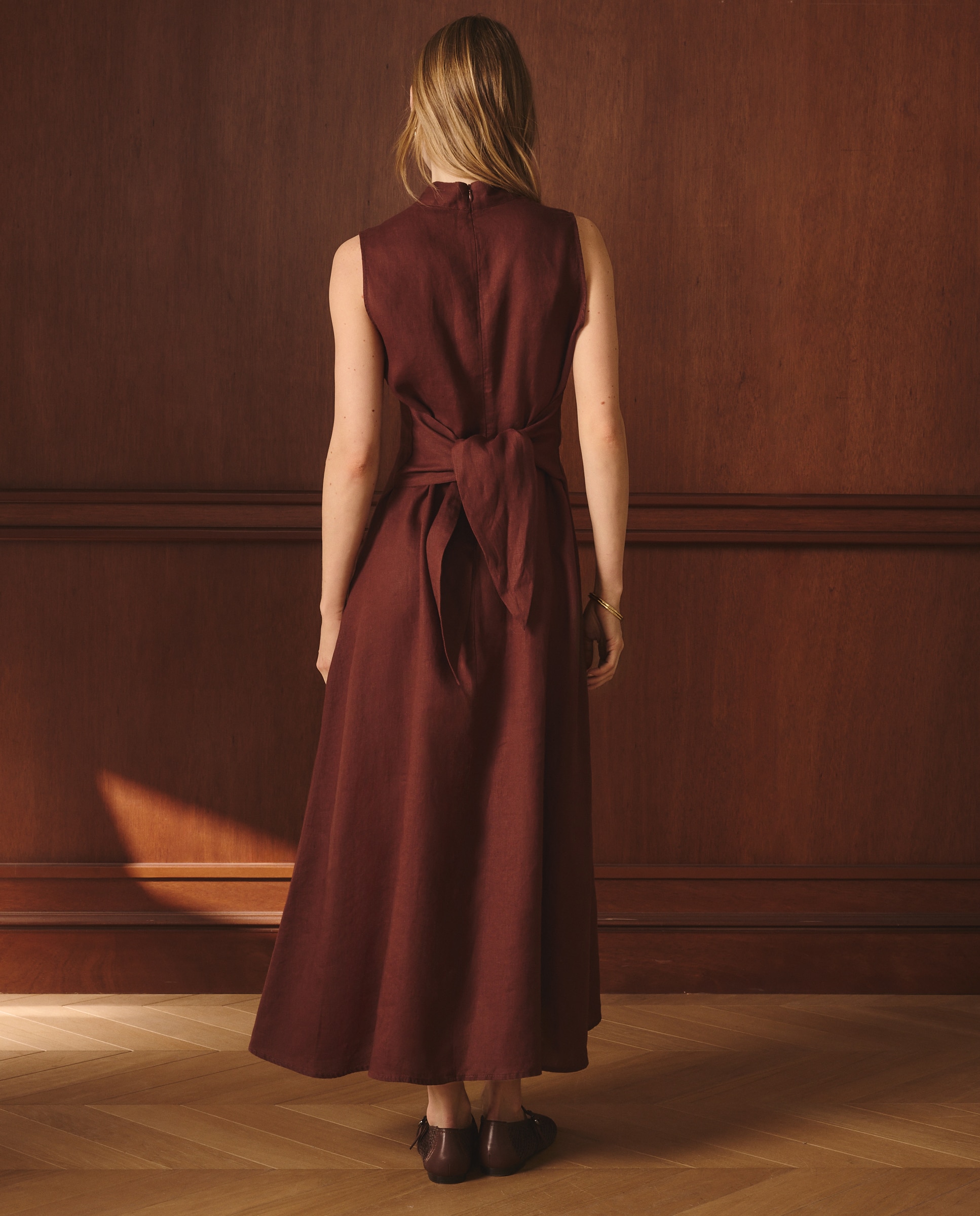 Vestido Liso sem Mangas com Nó na Anca Castanho-3