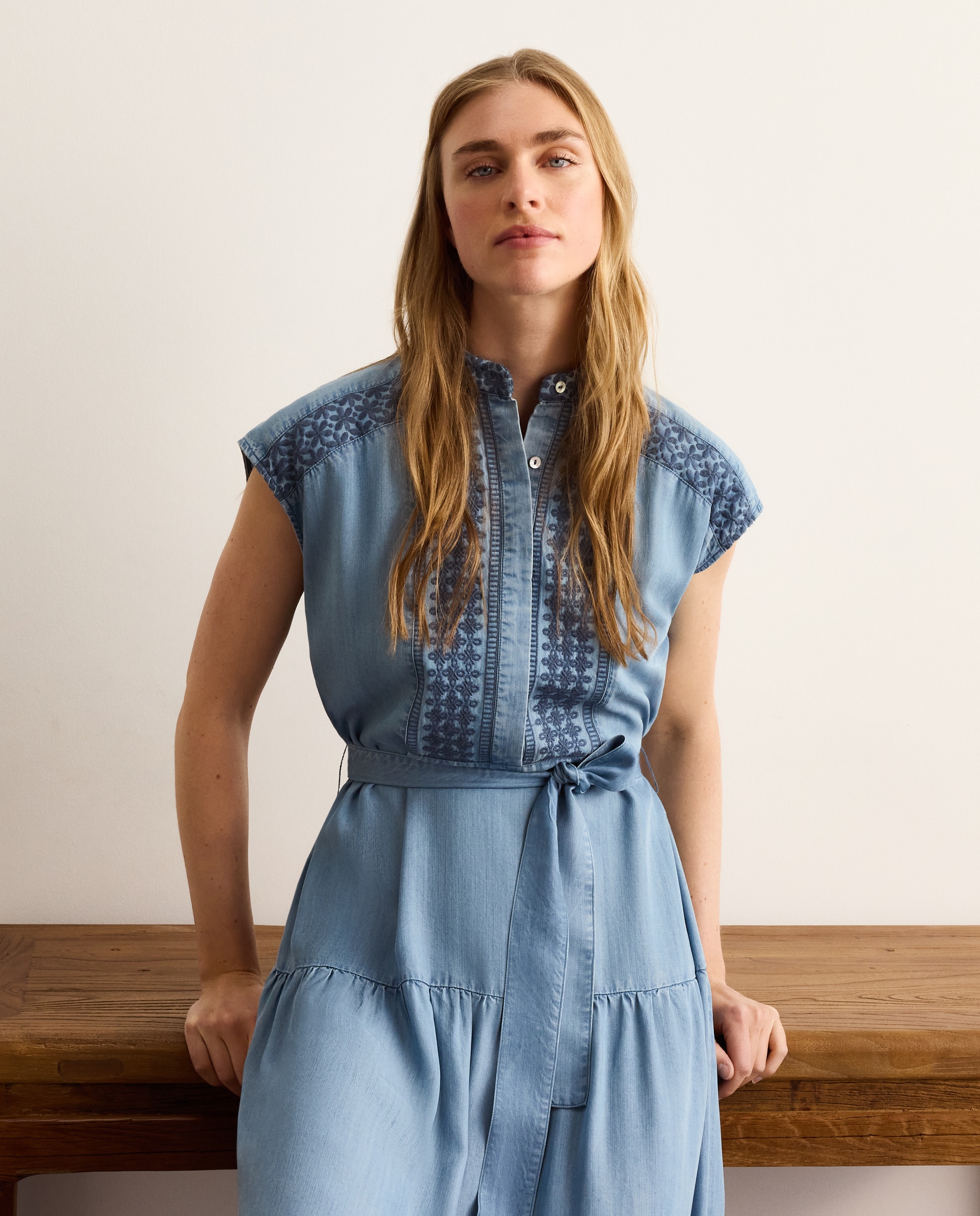 Vestido de Ganga sem Mangas e com Gola à Padre e Bordado Cinzento-2