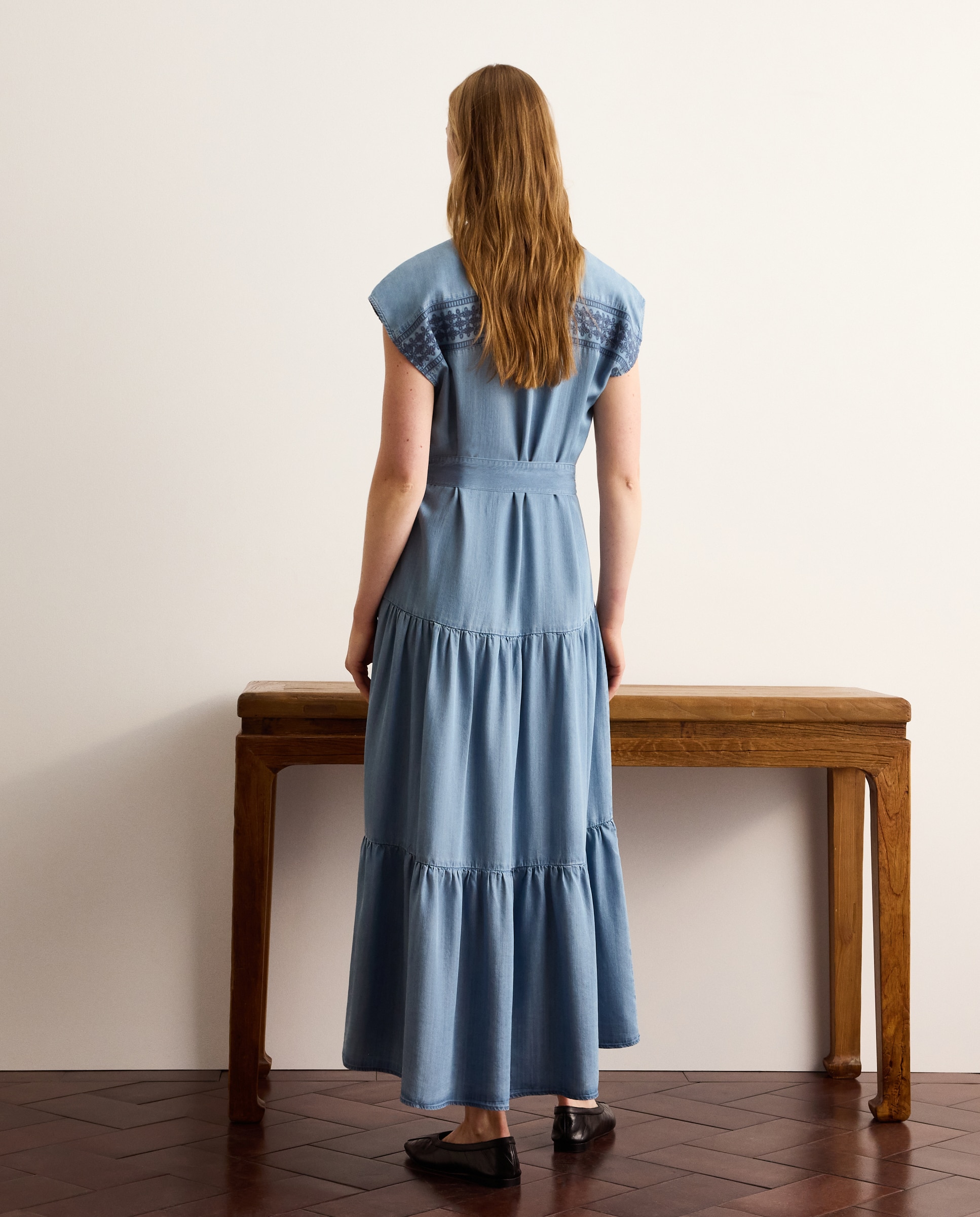 Vestido de Ganga sem Mangas e com Gola à Padre e Bordado Cinzento-4