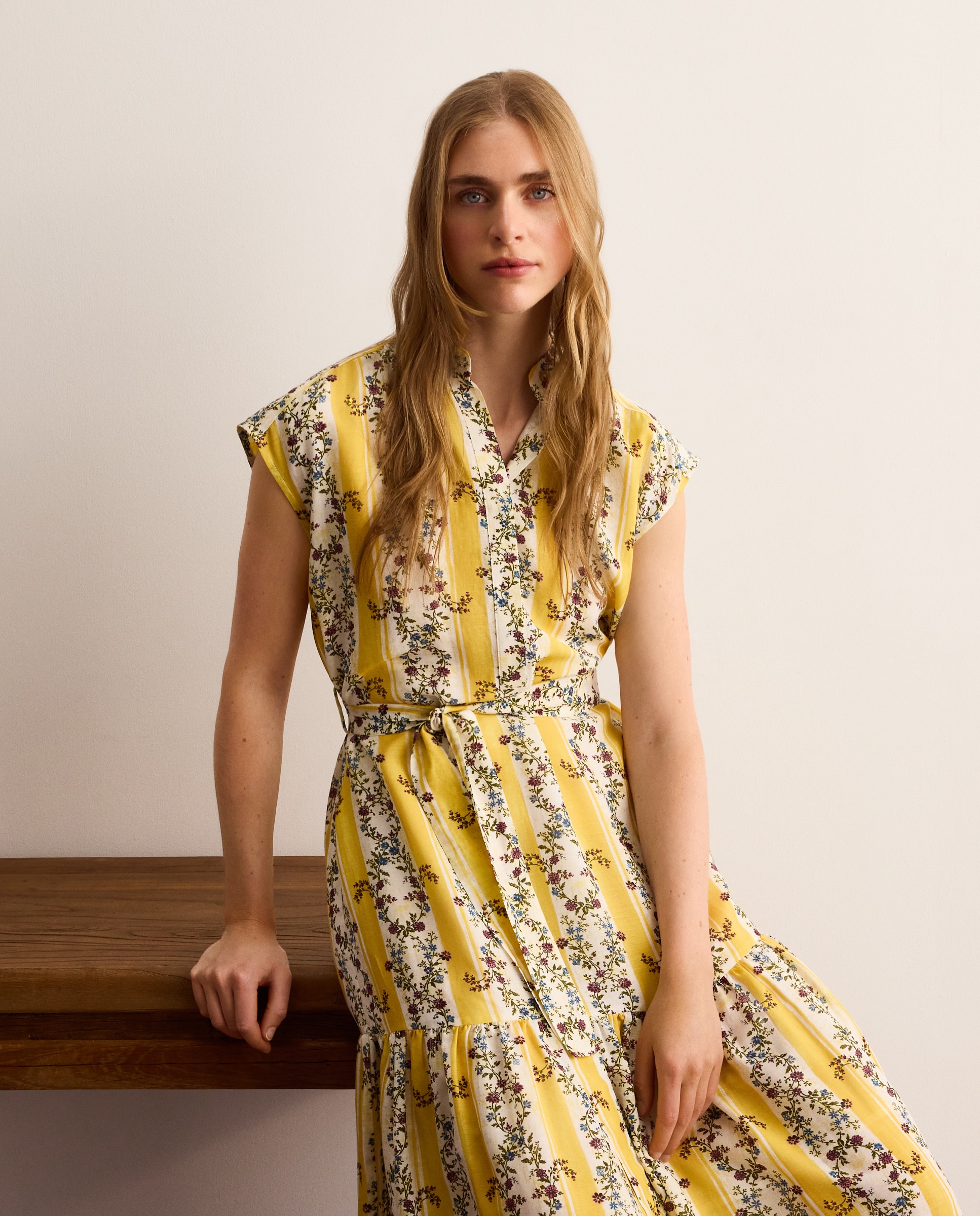 Vestido de Ganga sem Mangas e com Gola à Padre e Bordado Amarelo-2
