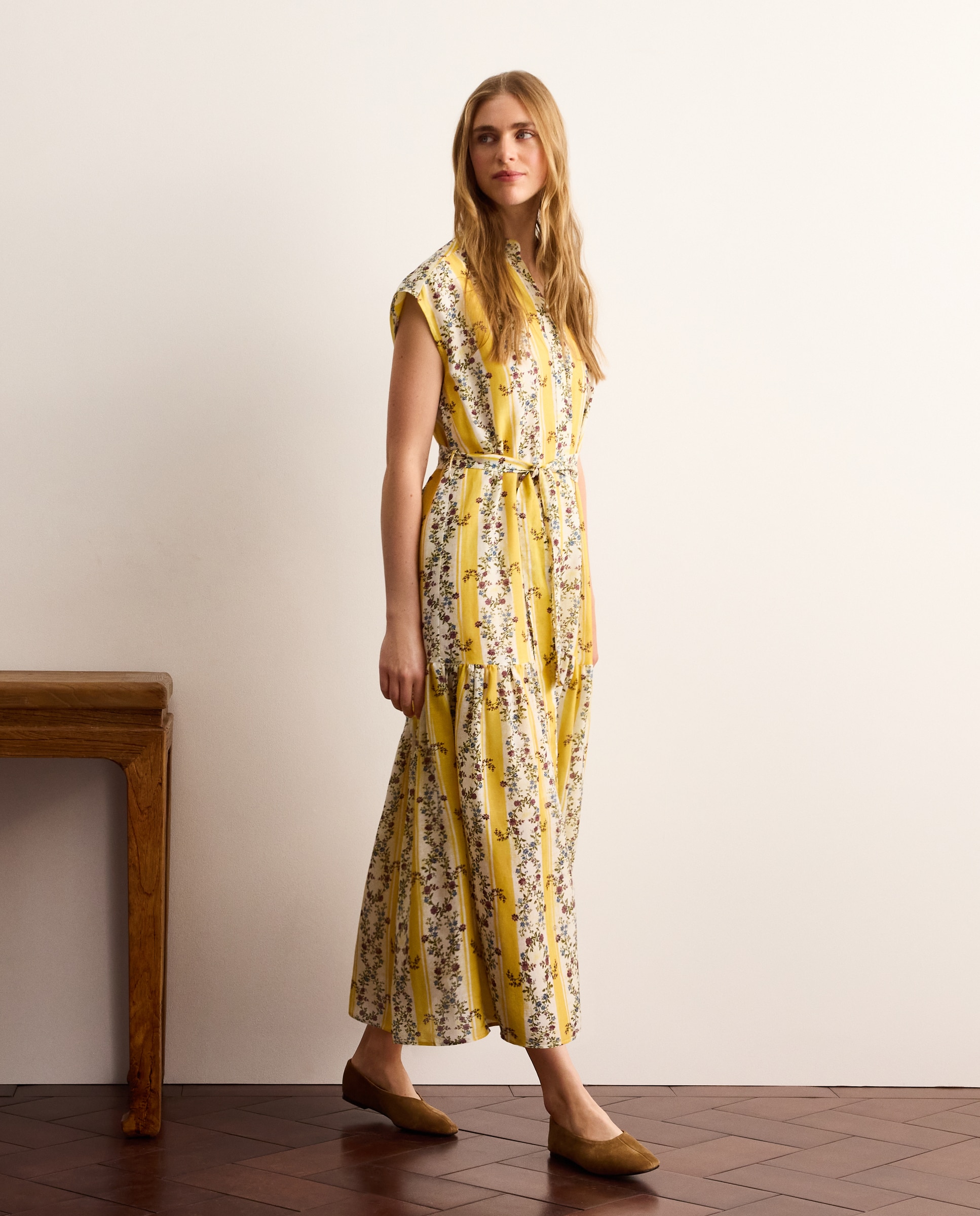 Vestido de Ganga sem Mangas e com Gola à Padre e Bordado Amarelo-3
