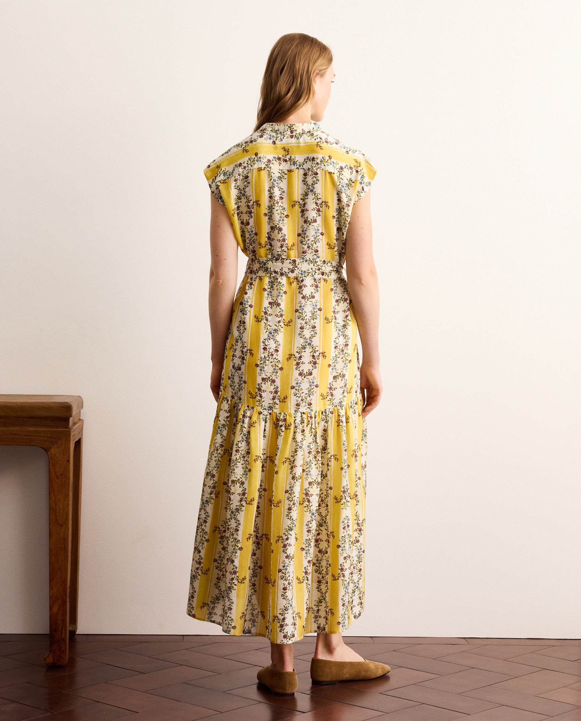 Vestido de Ganga sem Mangas e com Gola à Padre e Bordado Amarelo-4