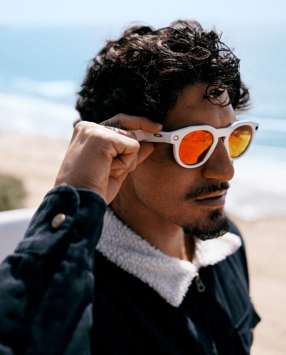 Imagen 11 de Gafas de sol inteligentes con IA OW8002 HSTN de unisex redonda en inyectado con lente espejada OAKLEY META - Blanco Blanco