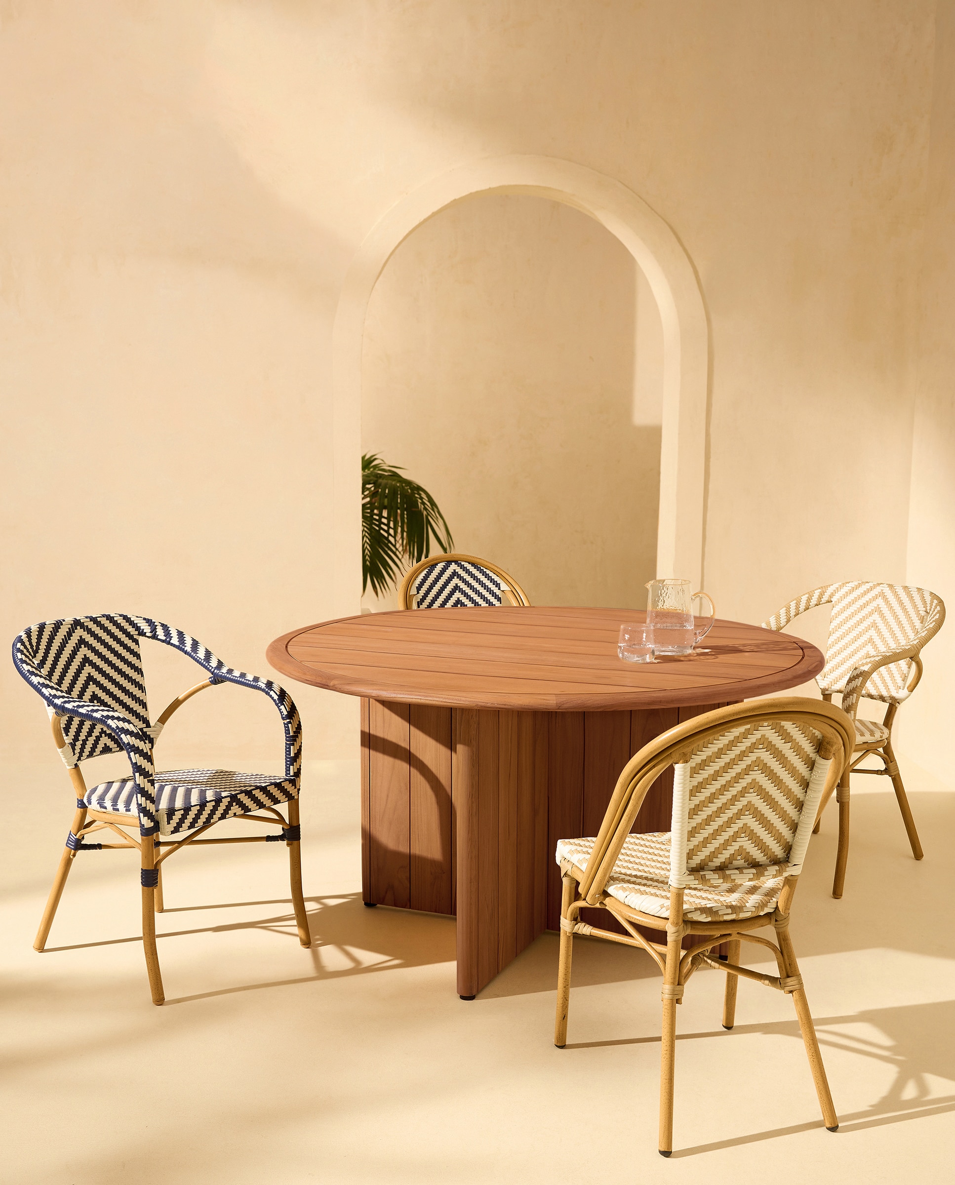 El Corte Inglés - Colección de jardín mesa Málaga y silla y sillón Bistró.