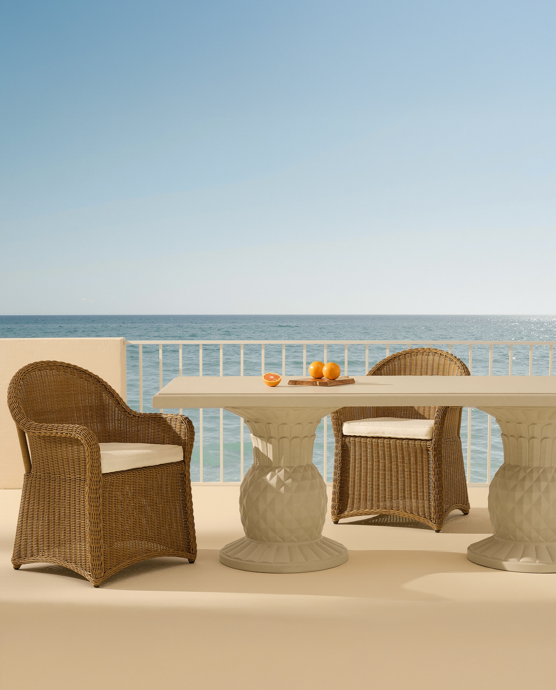 El Corte Inglés - Colección de jardín mesa rectangular Brasil y sillón Charlotte.