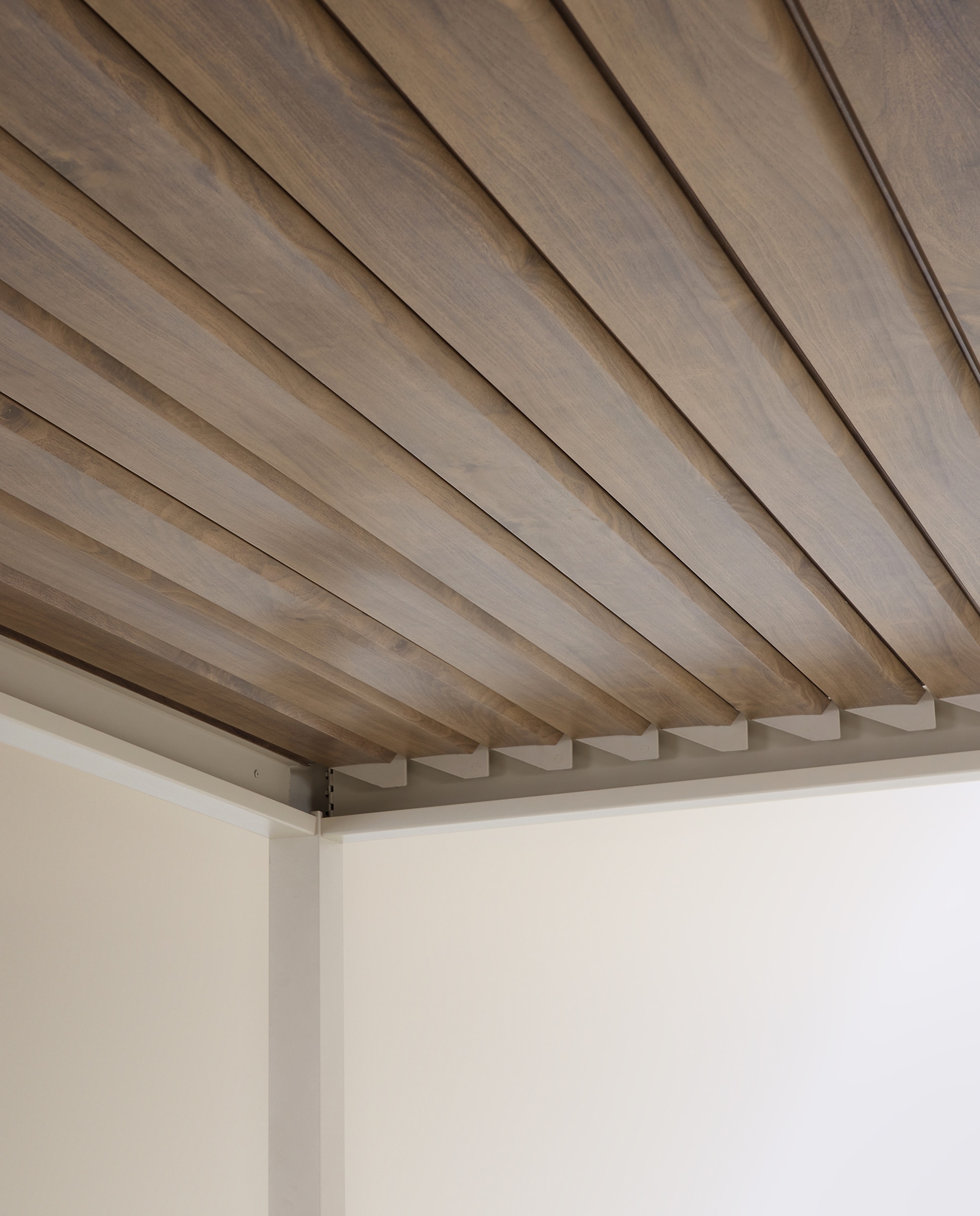 Pérgola con techo de lamas imitación madera Sonora Creme-9