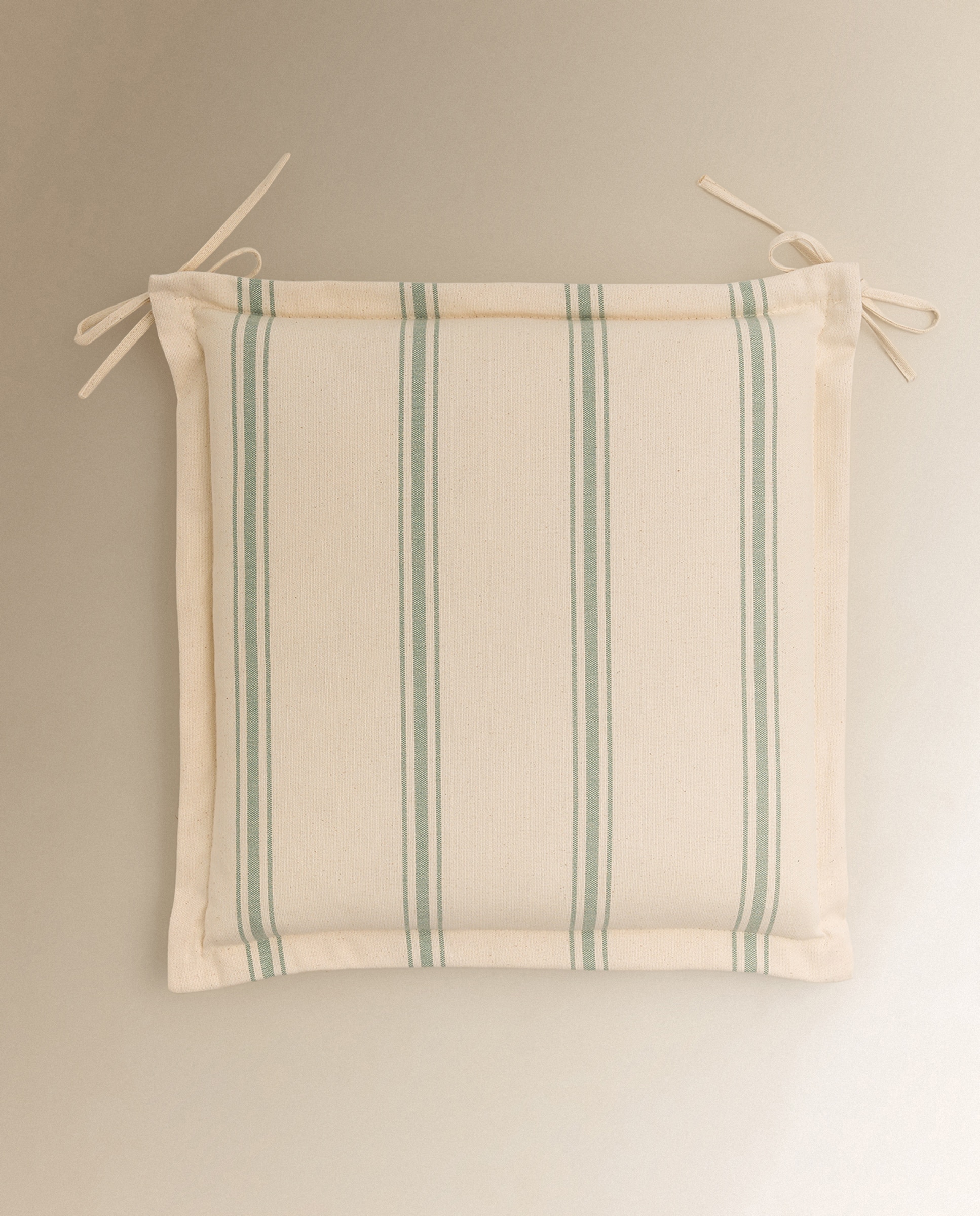 Imagem 0 de Almofada de Assento com Desenho de Riscas em Fio Tingido.