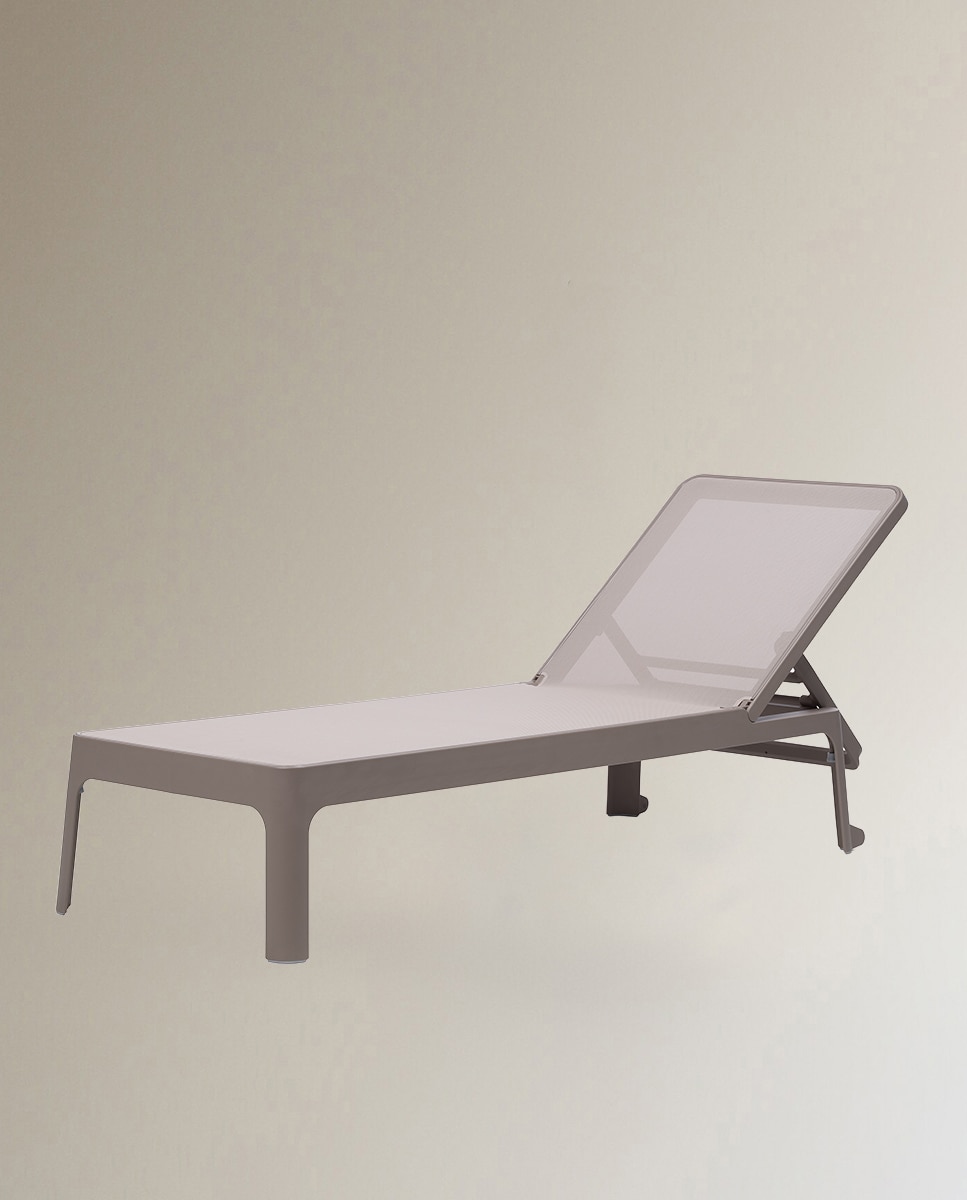 Imagem 0 de Espreguiçadeira de Resina Empilhável Plana