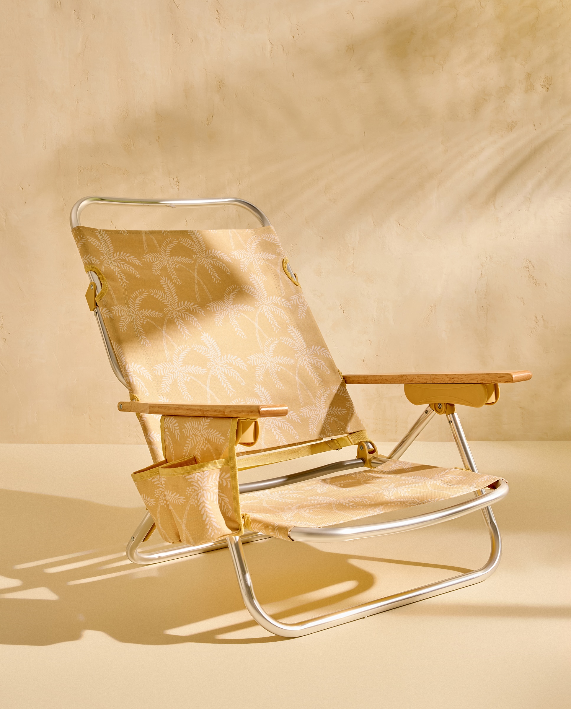 Imagem 0 de Cadeira Baixa Dobrável e Reclinável Palm Campo e Praia