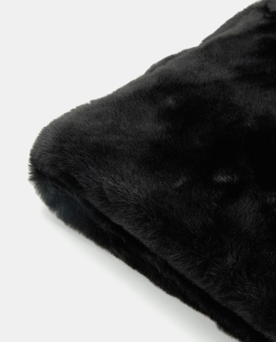 Cuello de mujer de pelo Negro-2