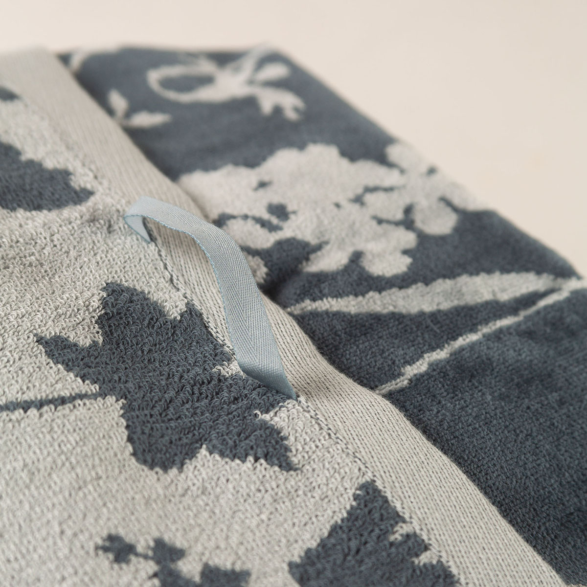 Toalla de baño algodón y modal 600 gr/m2 Maribel Essenza - Gris Tocador Gris-3