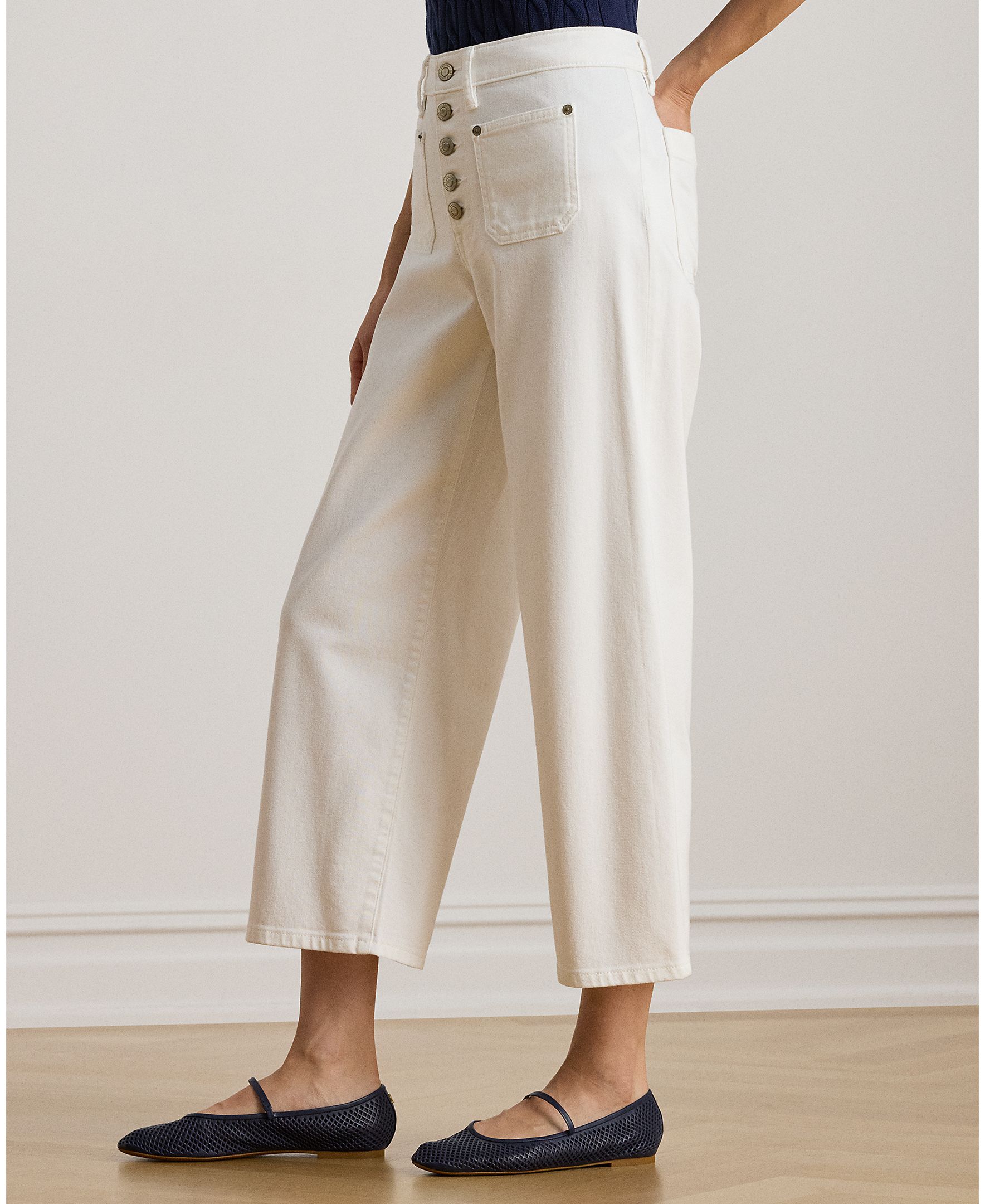 Jeans à Boca de Sino Recortadas com Perna Larga Branco-4