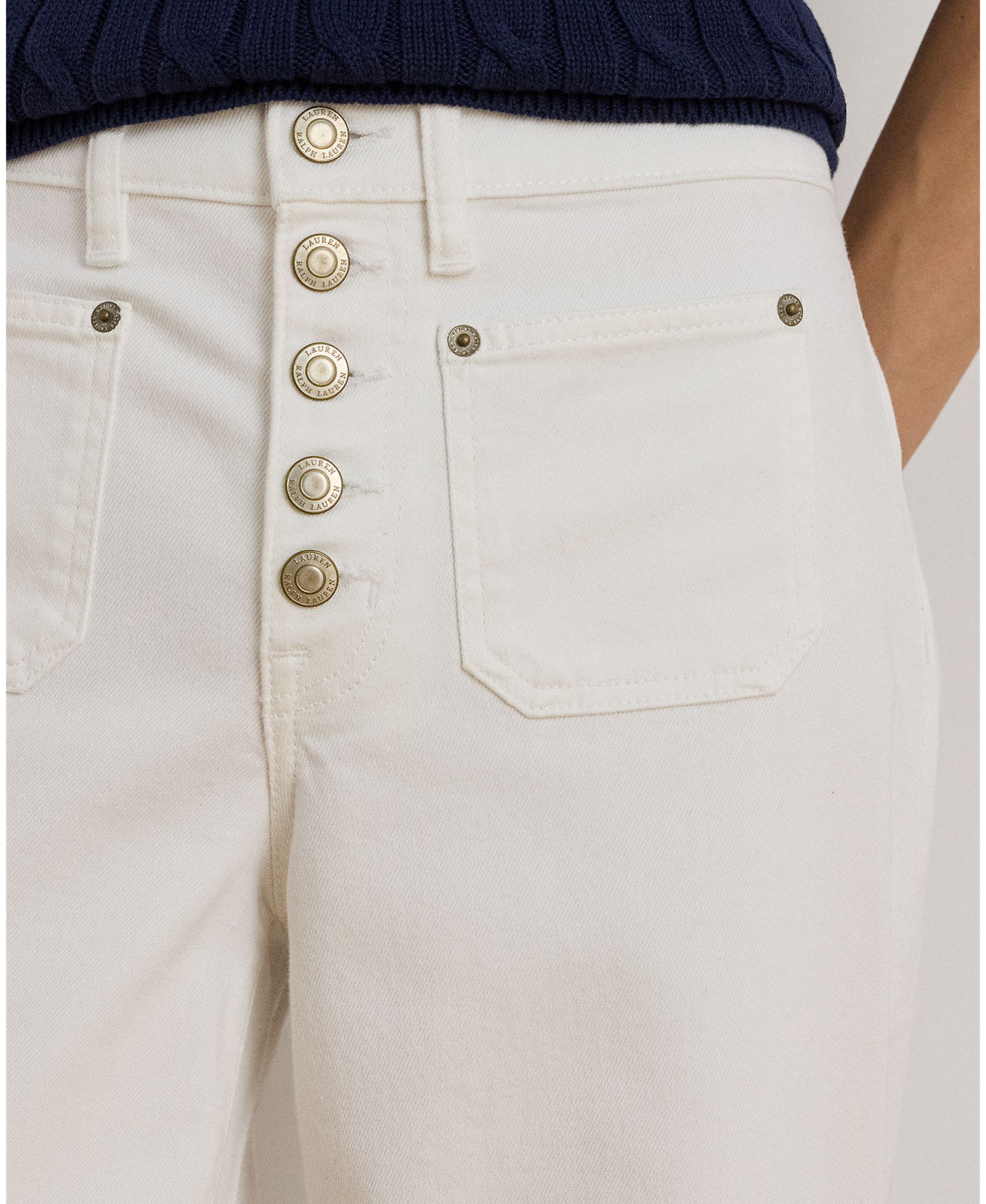 Jeans à Boca de Sino Recortadas com Perna Larga Branco-5