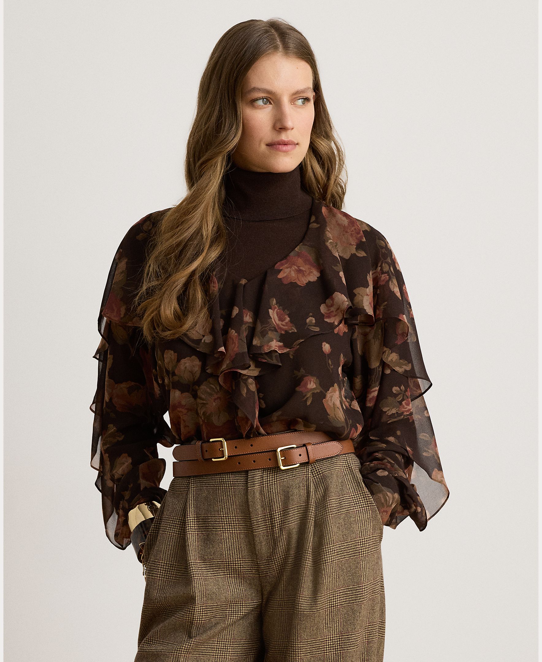Imagen 0 de Blusa de mujer vaporosa con flores disponible en tallas grandes Marrón