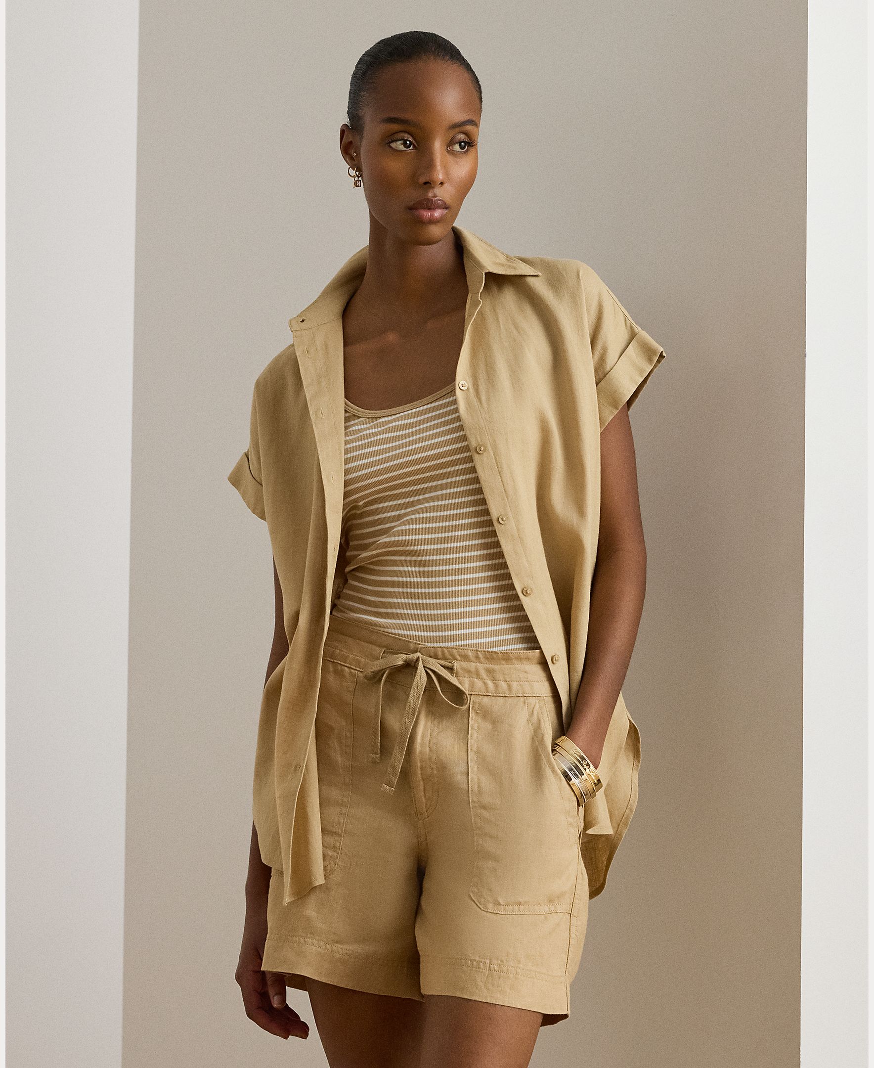 Camisa com Manga Curta e em Linho Bege-1