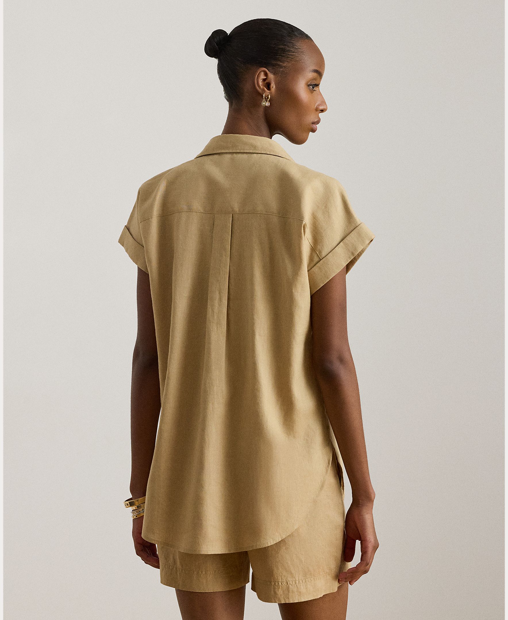 Camisa com Manga Curta e em Linho Bege-3