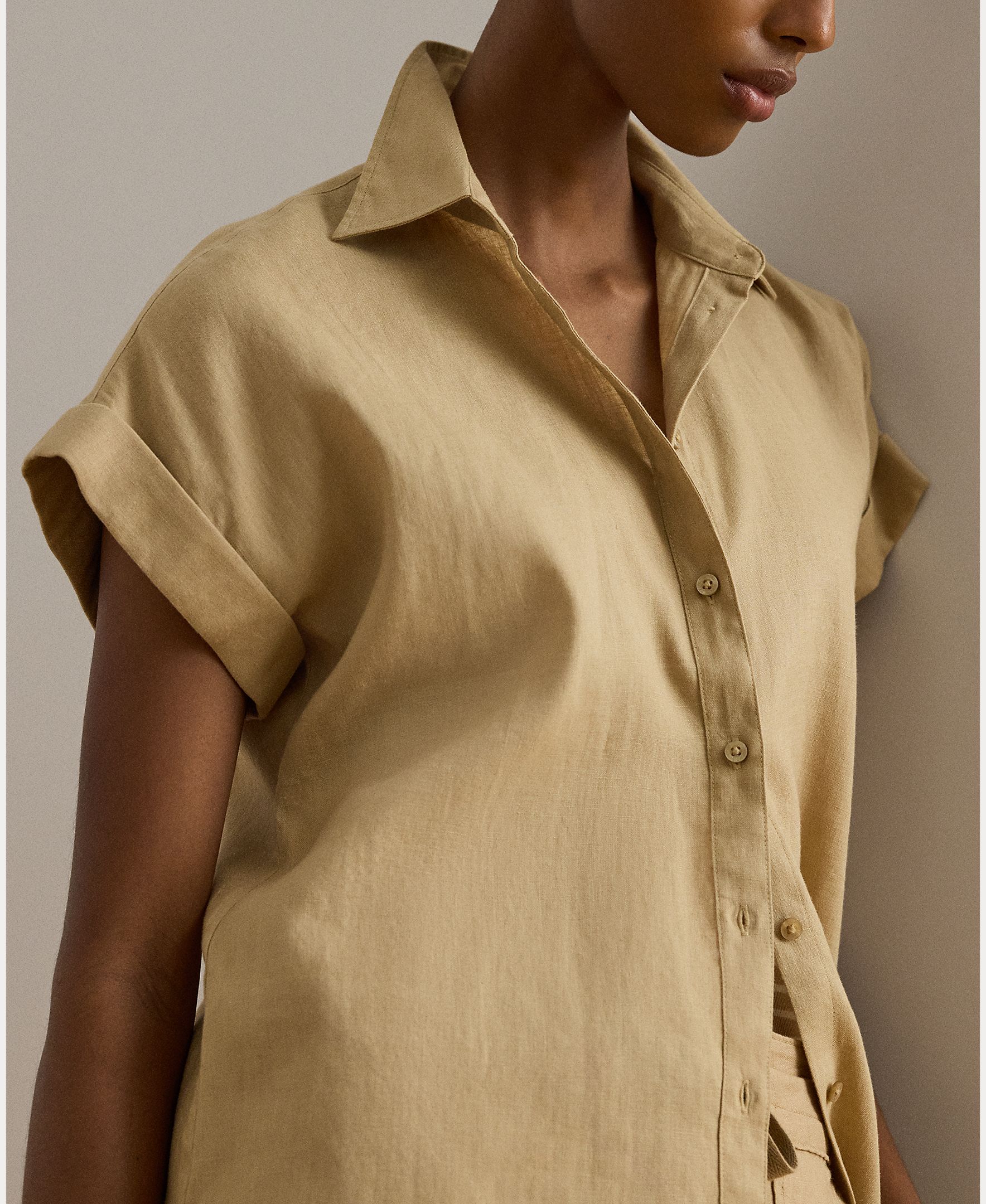 Camisa com Manga Curta e em Linho Bege-4