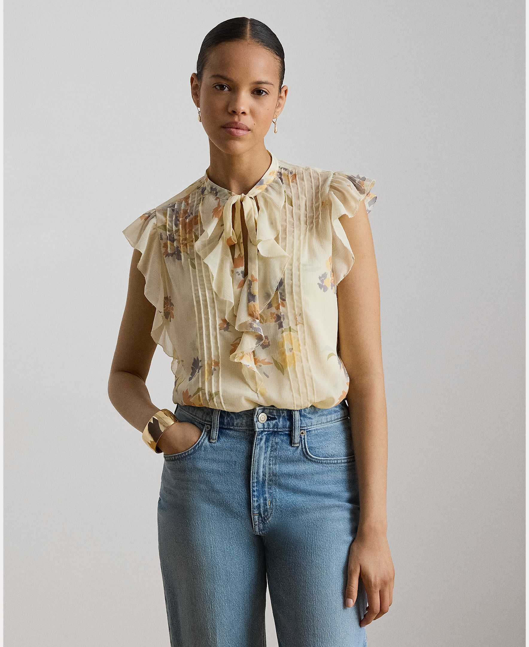 Imagem 0 de Blusa com Pregas e Laço na Gola