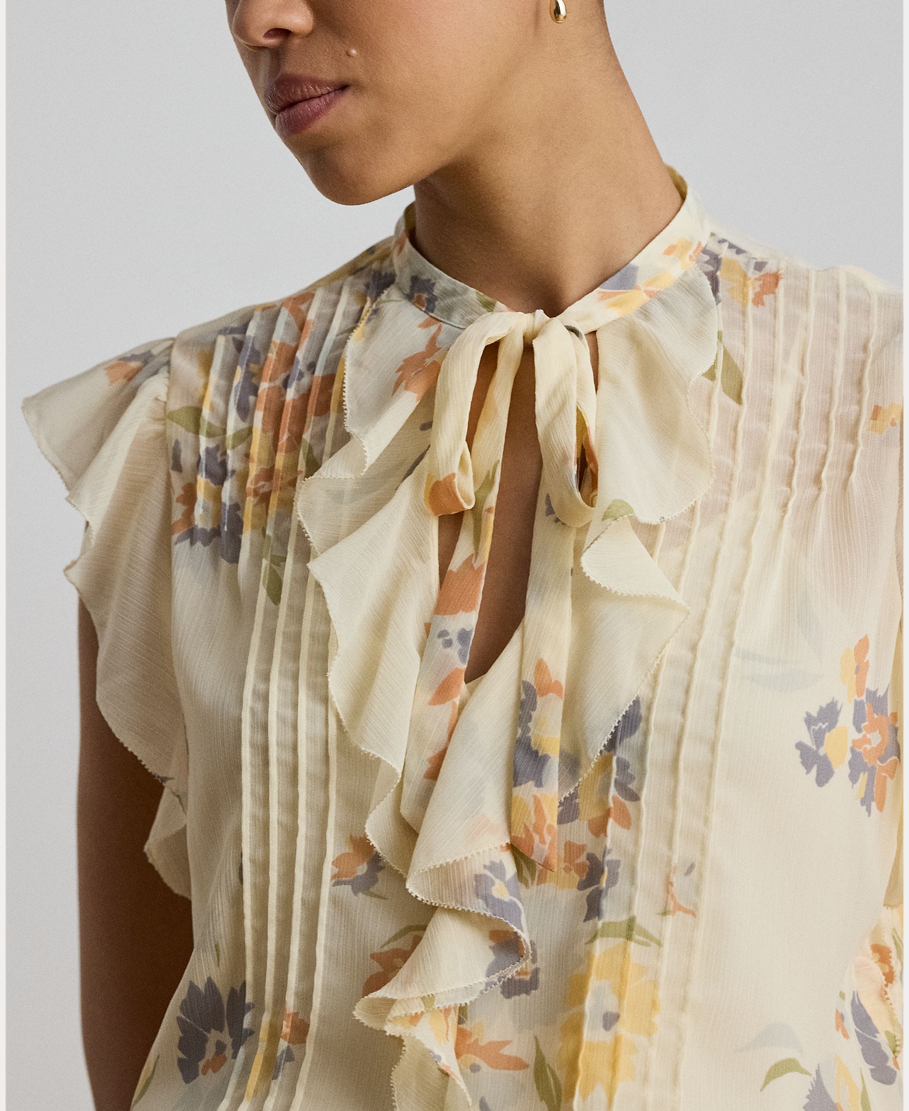 Blusa com Pregas e Laço na Gola Creme-4