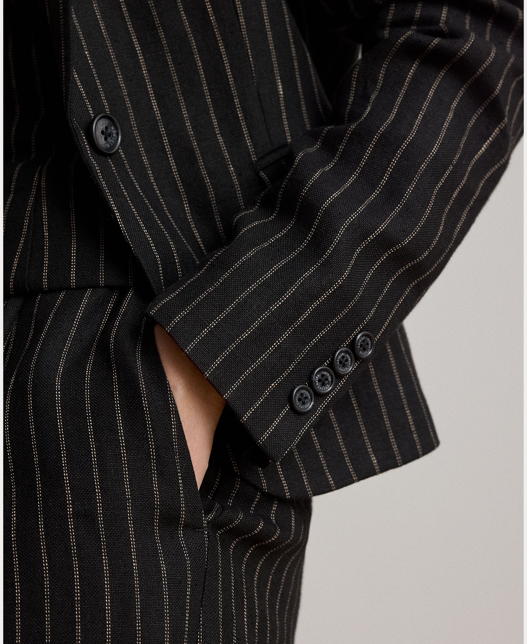 Blazer de Linho com Abotoadura Simples Preto-5