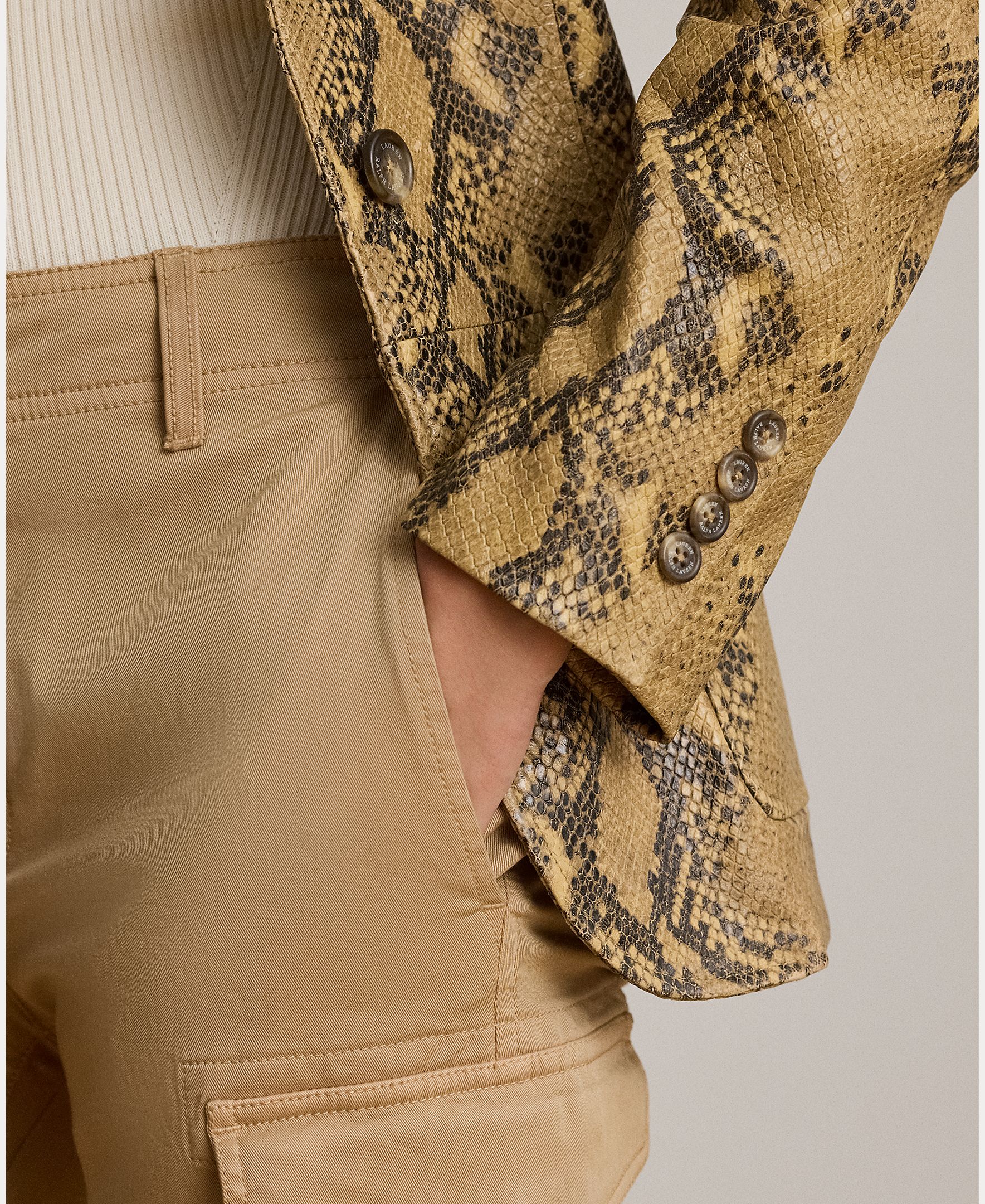 Blazer em Pele com Animal Print de Serpente Caramelo-6