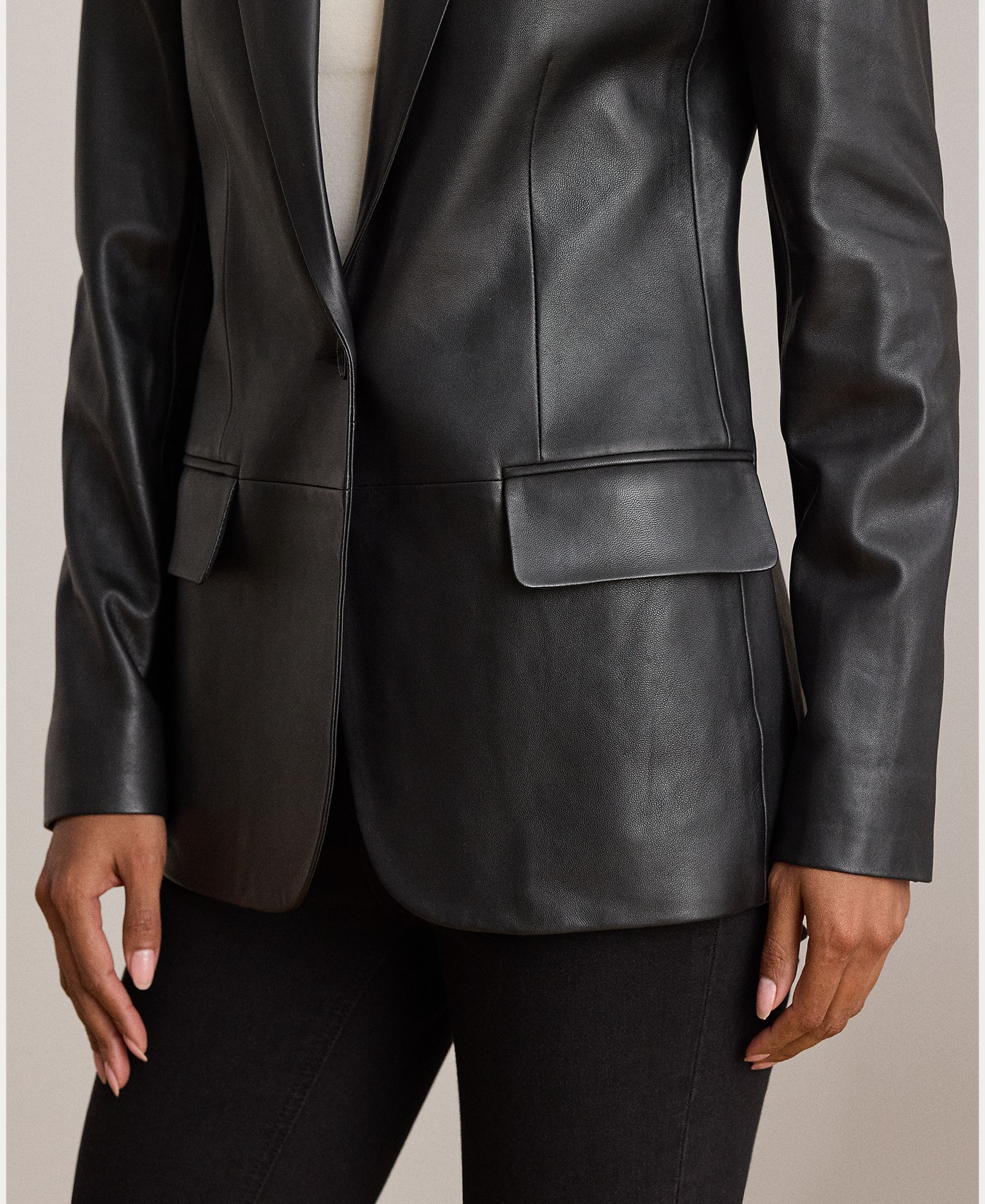 Blazer em Pele com Abotoadura Simples Preto-6
