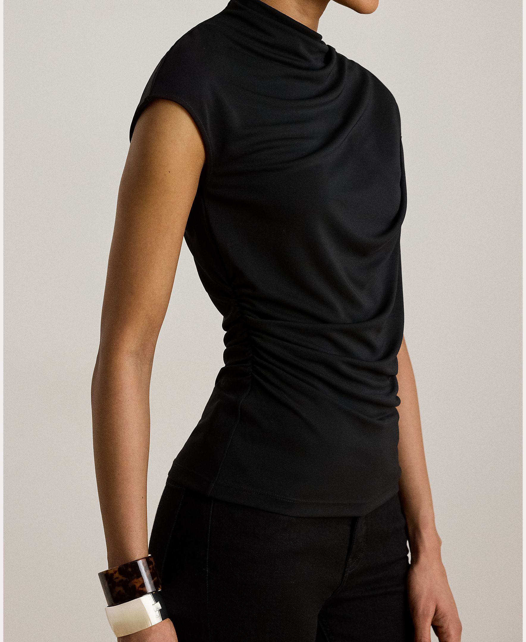 Camisola de Malha de Manga Curta com Gola Assimétrica Preto-4