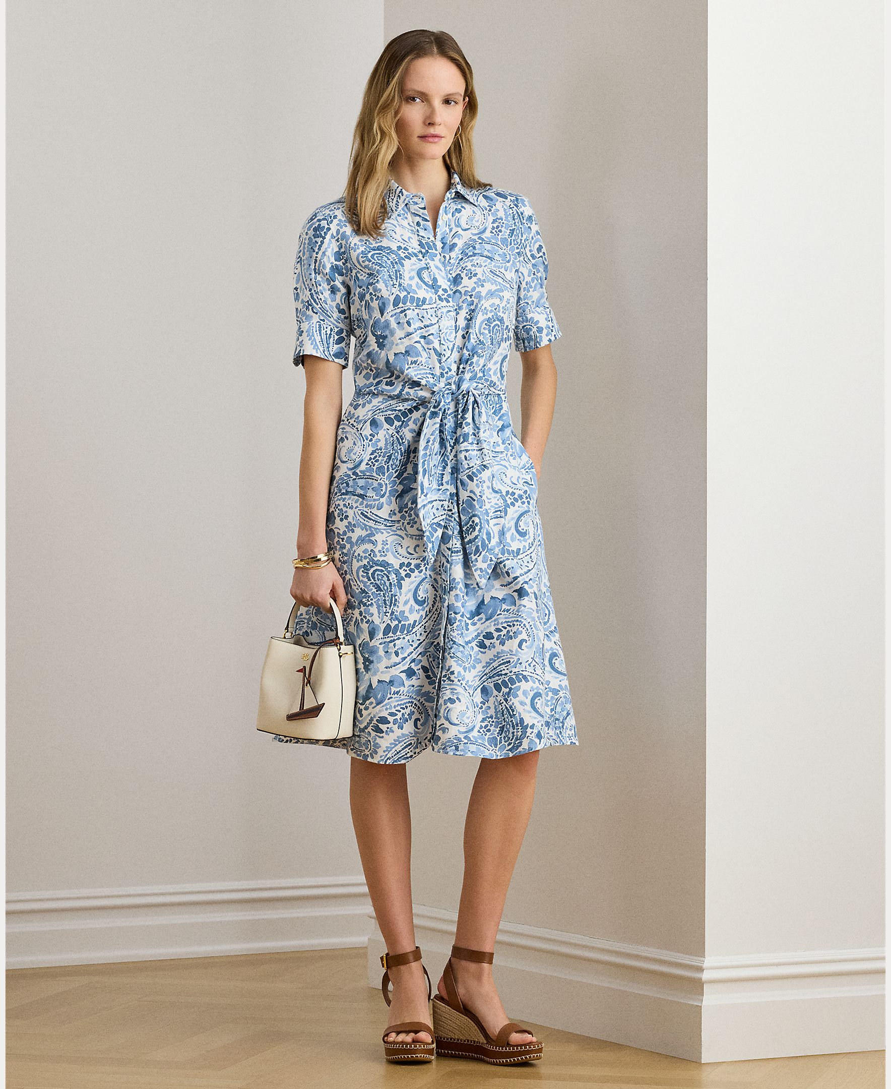 Imagem 0 de Vestido Tipo Camiseiro Midi Atado com Manga Curta