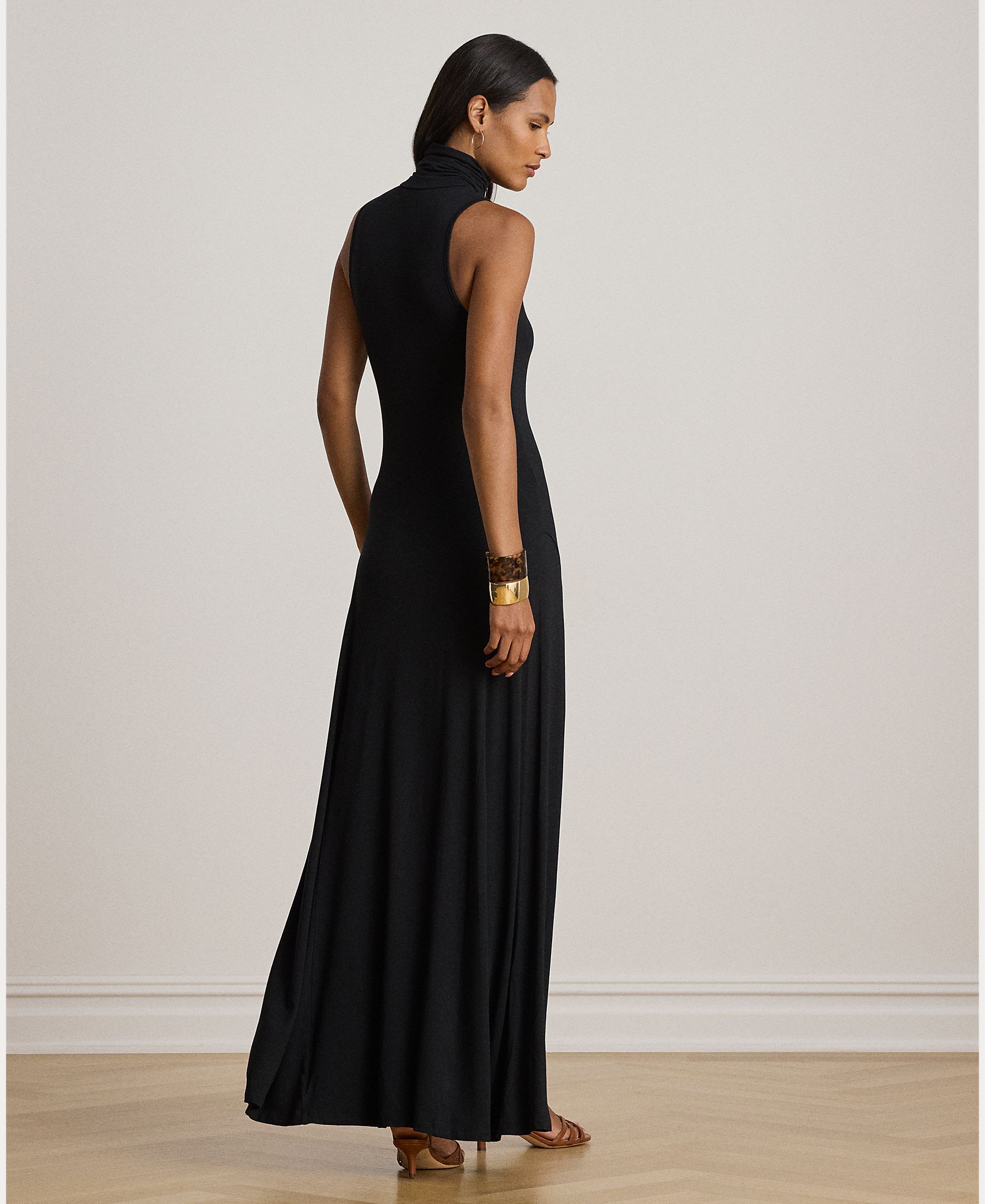 Vestido Comprido sem Mangas e com Gola Alta Preto-4