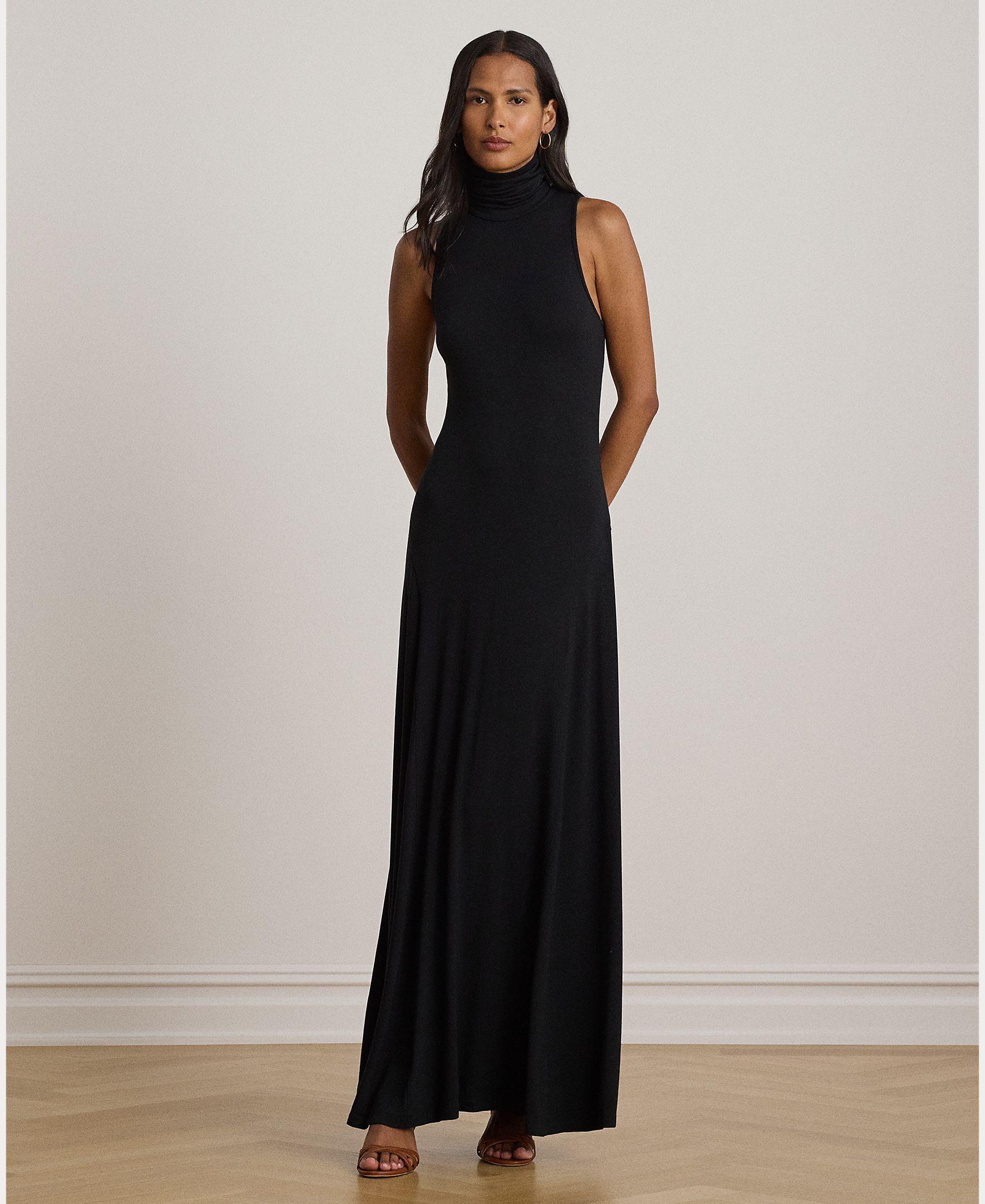 Vestido Comprido sem Mangas e com Gola Alta Preto-6
