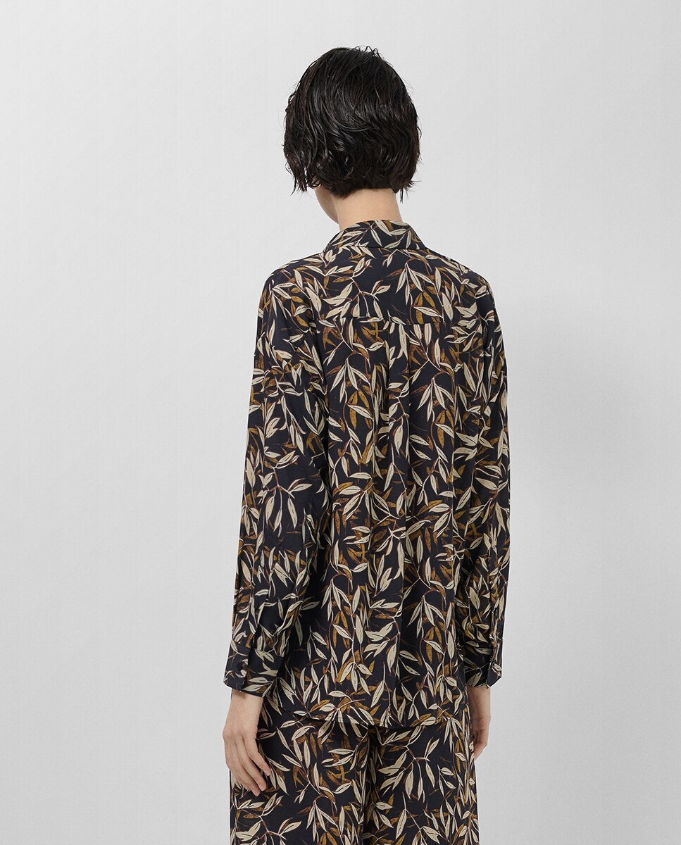 Blusa Oversize de Crepe com Estampado de Folhas Preto-3
