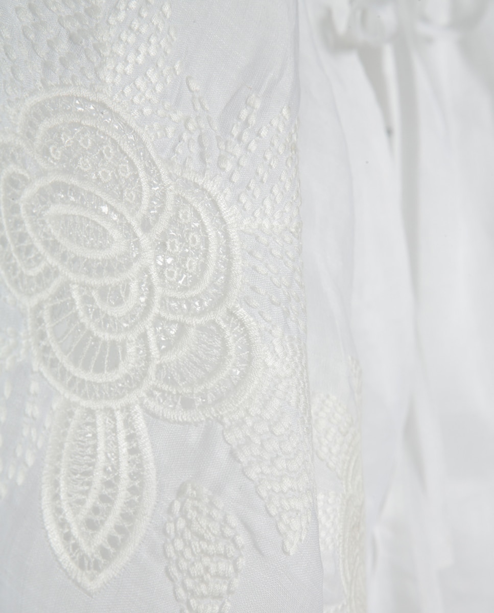 Blusa com Bordado Floral Cru-4