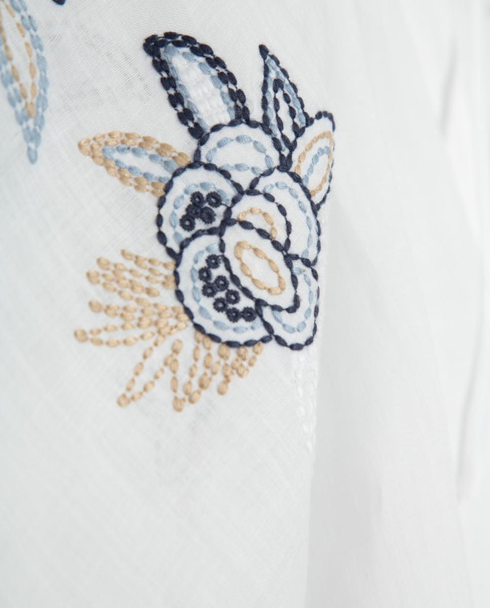Blusa com Bordado Floral Branco-3