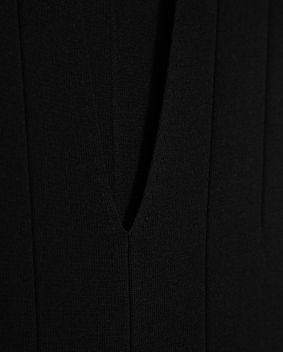 Top de Malha Roma com Decote em Bico Preto-5