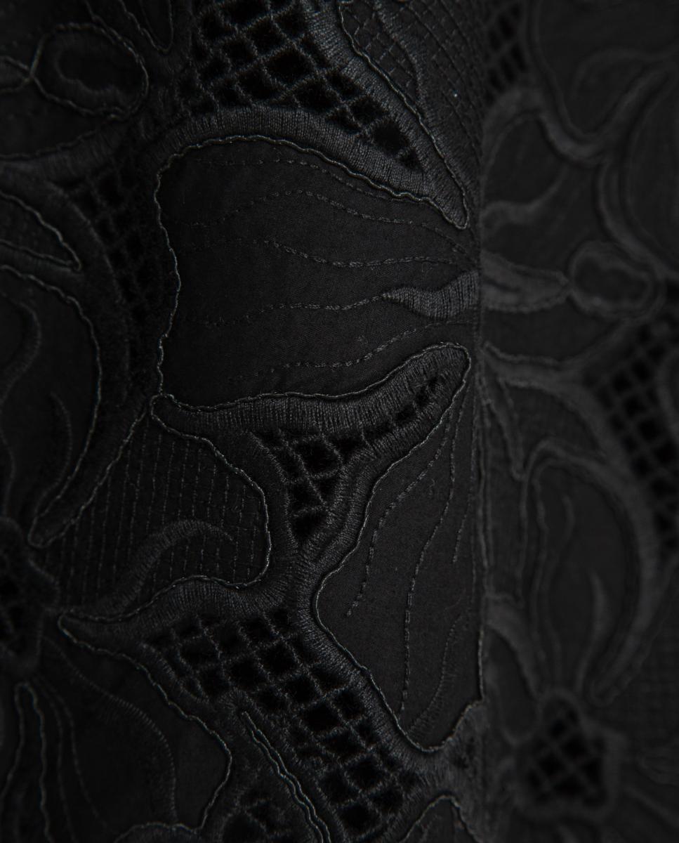 Top de Decote à Barco Bordado e Perfurado Preto-5