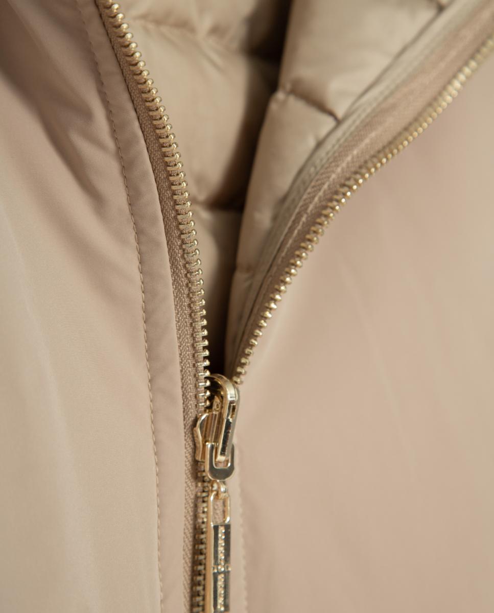 Imagen 10 de Chaqueta de mujer corta reversible con capucha - Roberto Verino - Camel Camel