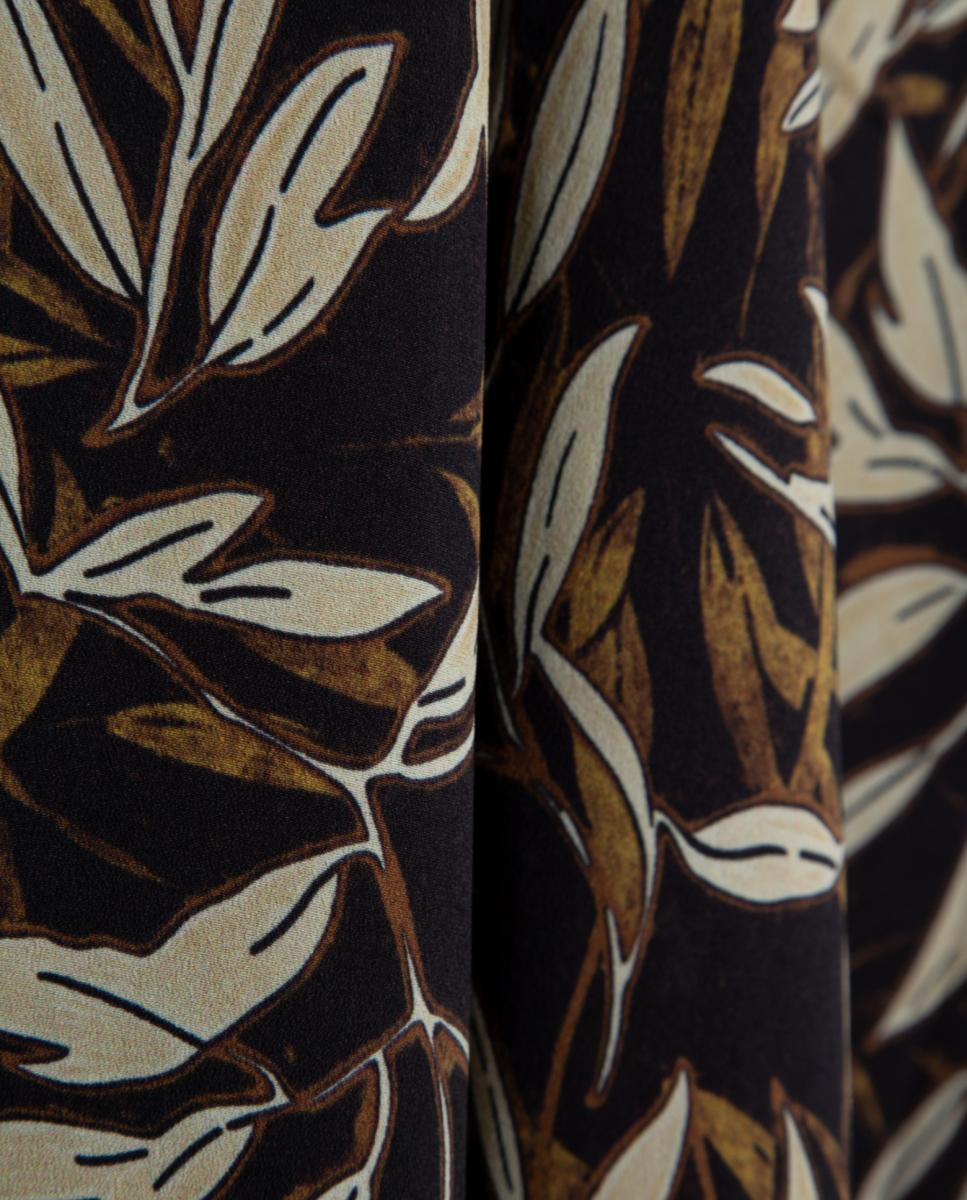 Vestido sem Mangas em Crepe com Estampado de Folhas Preto-5