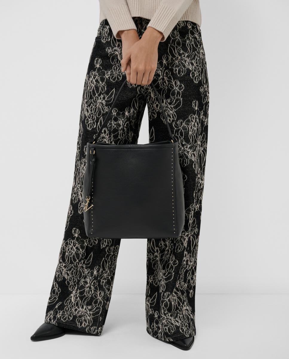 Mala de Ombro Victoria Hobo em Pele com Tachas Preto-5