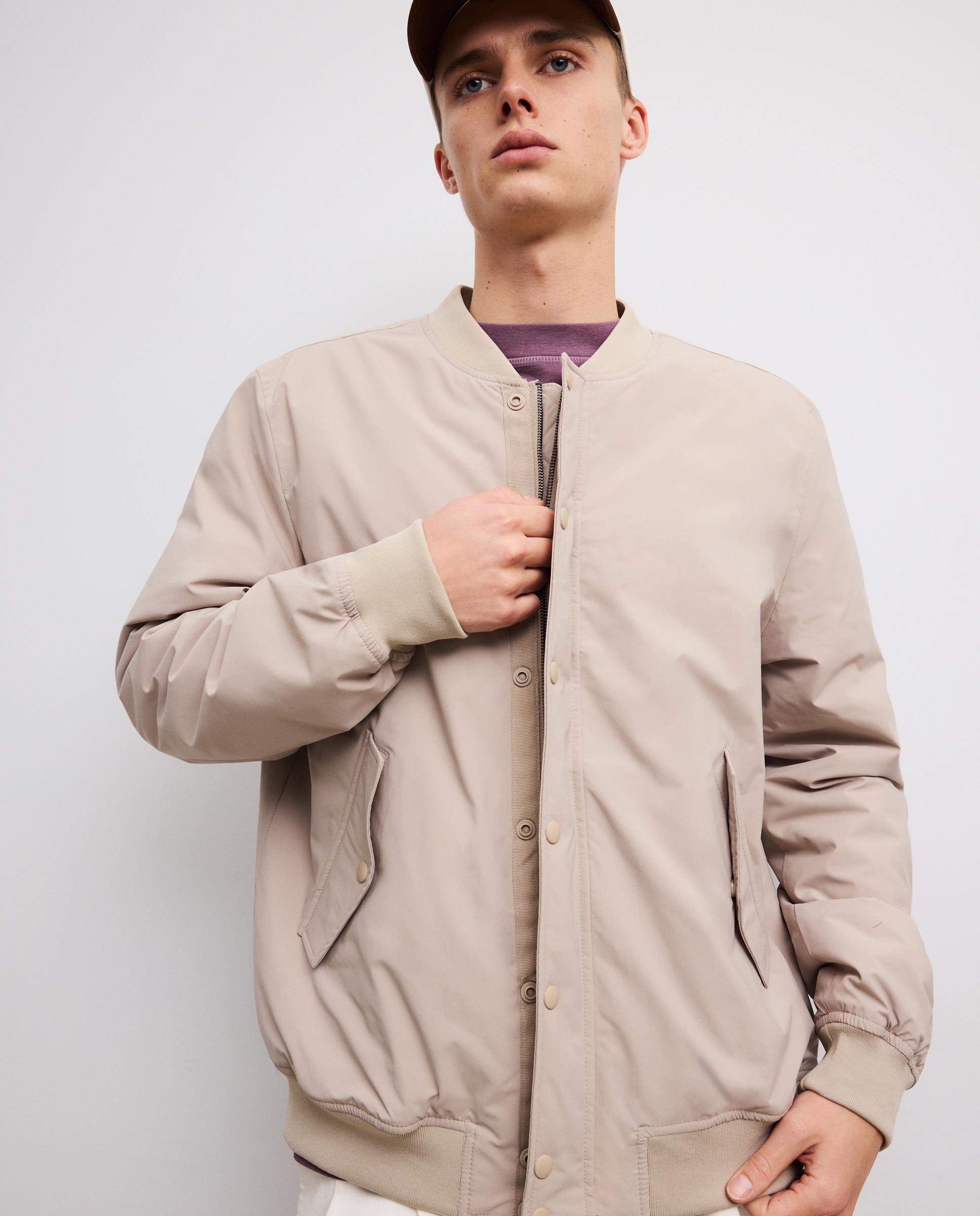 Imagen 0 de Cazadora bomber acolchada de hombre Beige