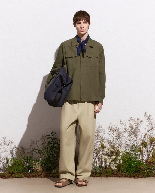 Sobrecamisa lisa estilo militar de hombre