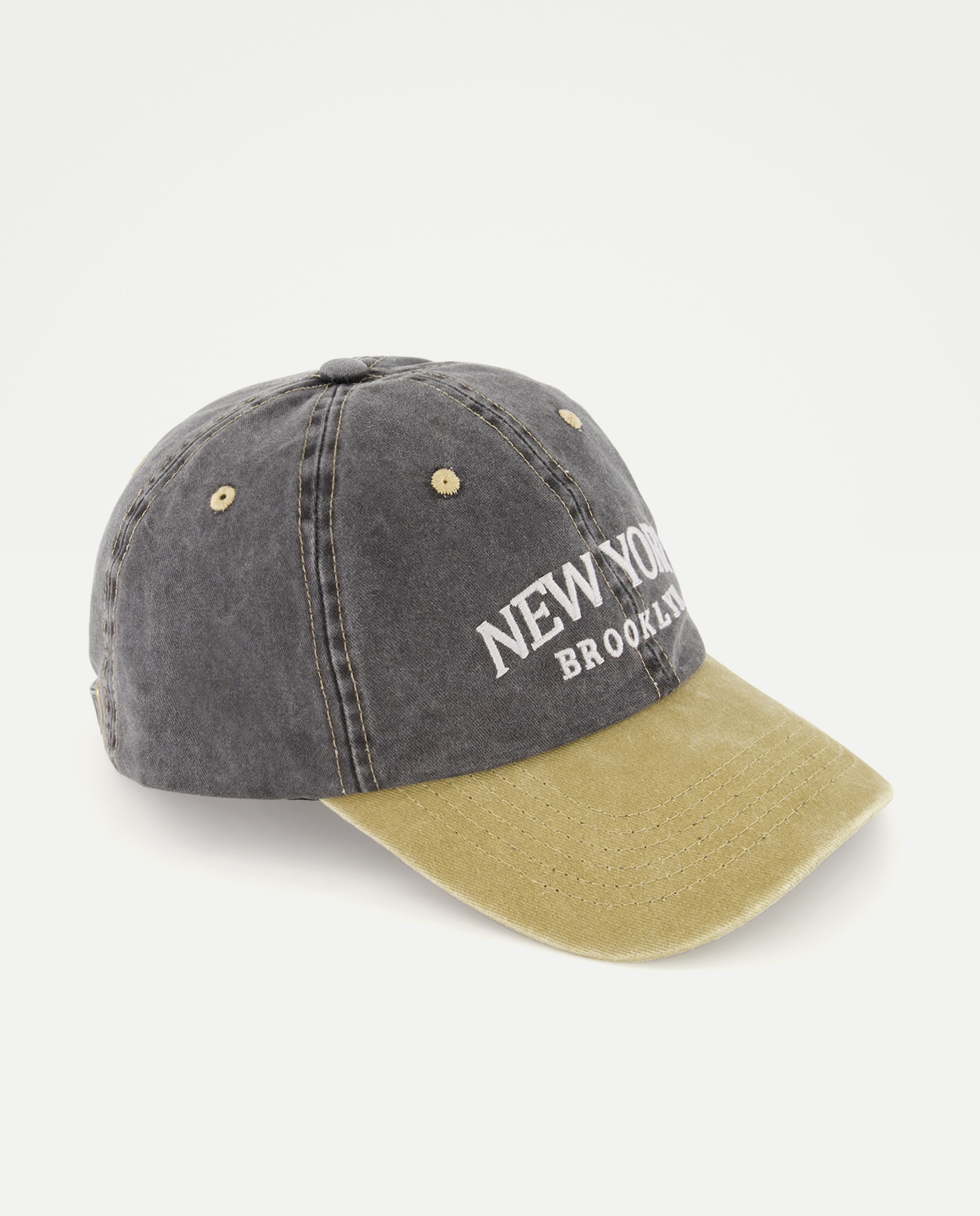 Imagem 0 de Boné Bicolor com Bordado de Fantasia