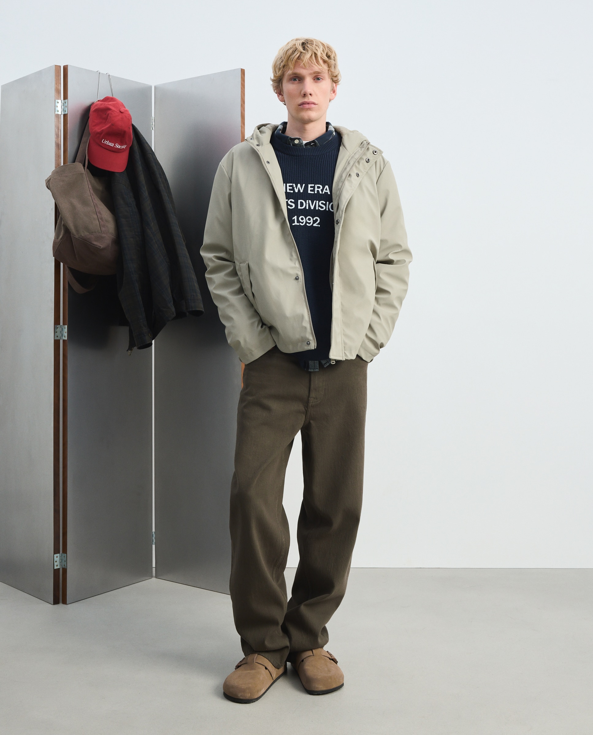 Imagen 0 de Cazadora impermeable corta con capucha Beige