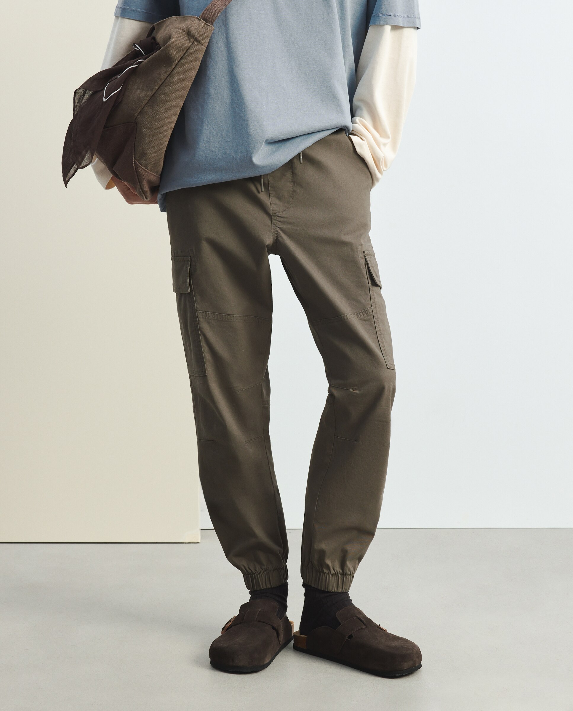 Imagen 2 de Pantalón de hombre multibolsillos con goma en el bajo. - Green Coast - 520 Kaki 520 Kaki