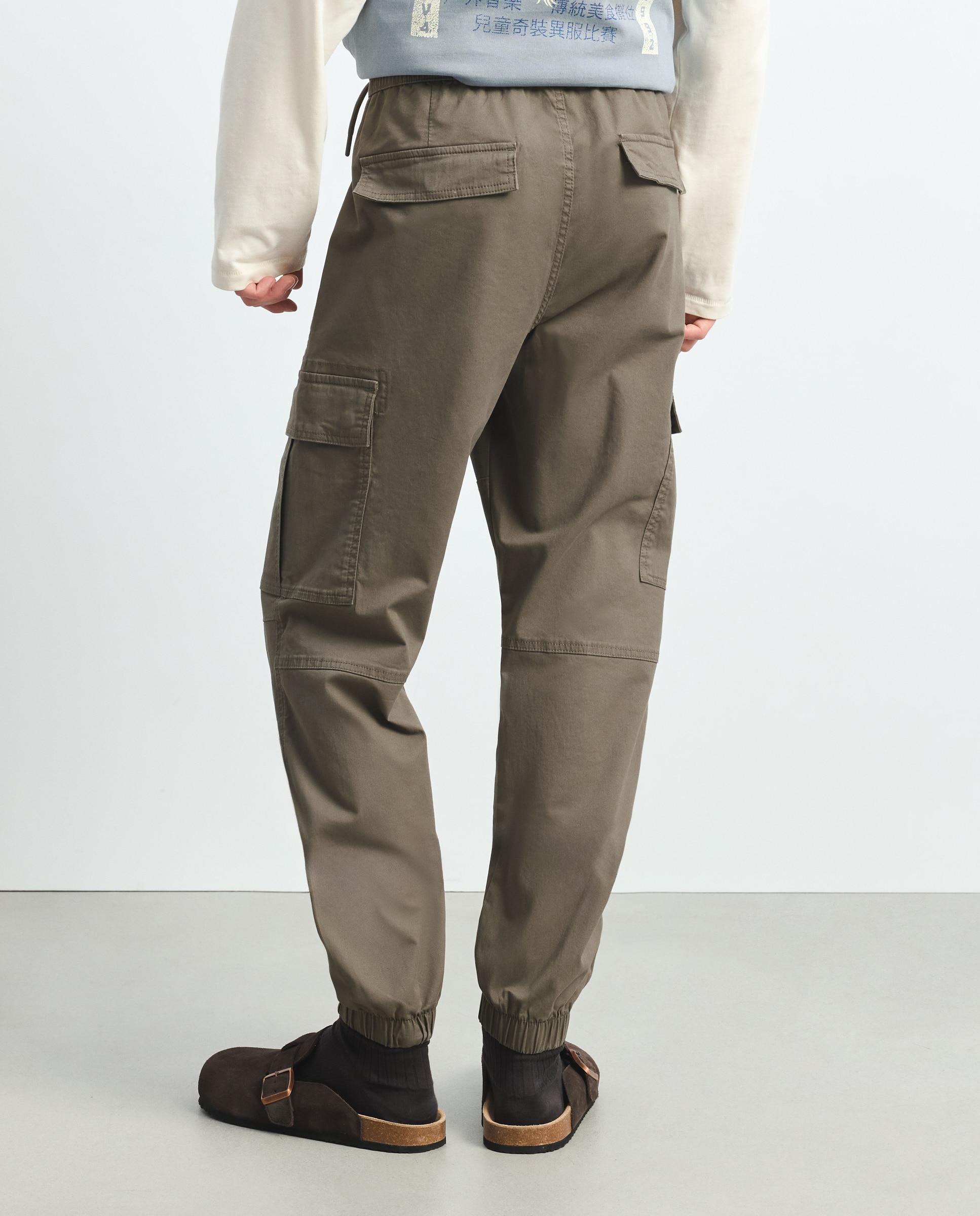 Imagen 3 de Pantalón de hombre multibolsillos con goma en el bajo. - Green Coast - 520 Kaki 520 Kaki