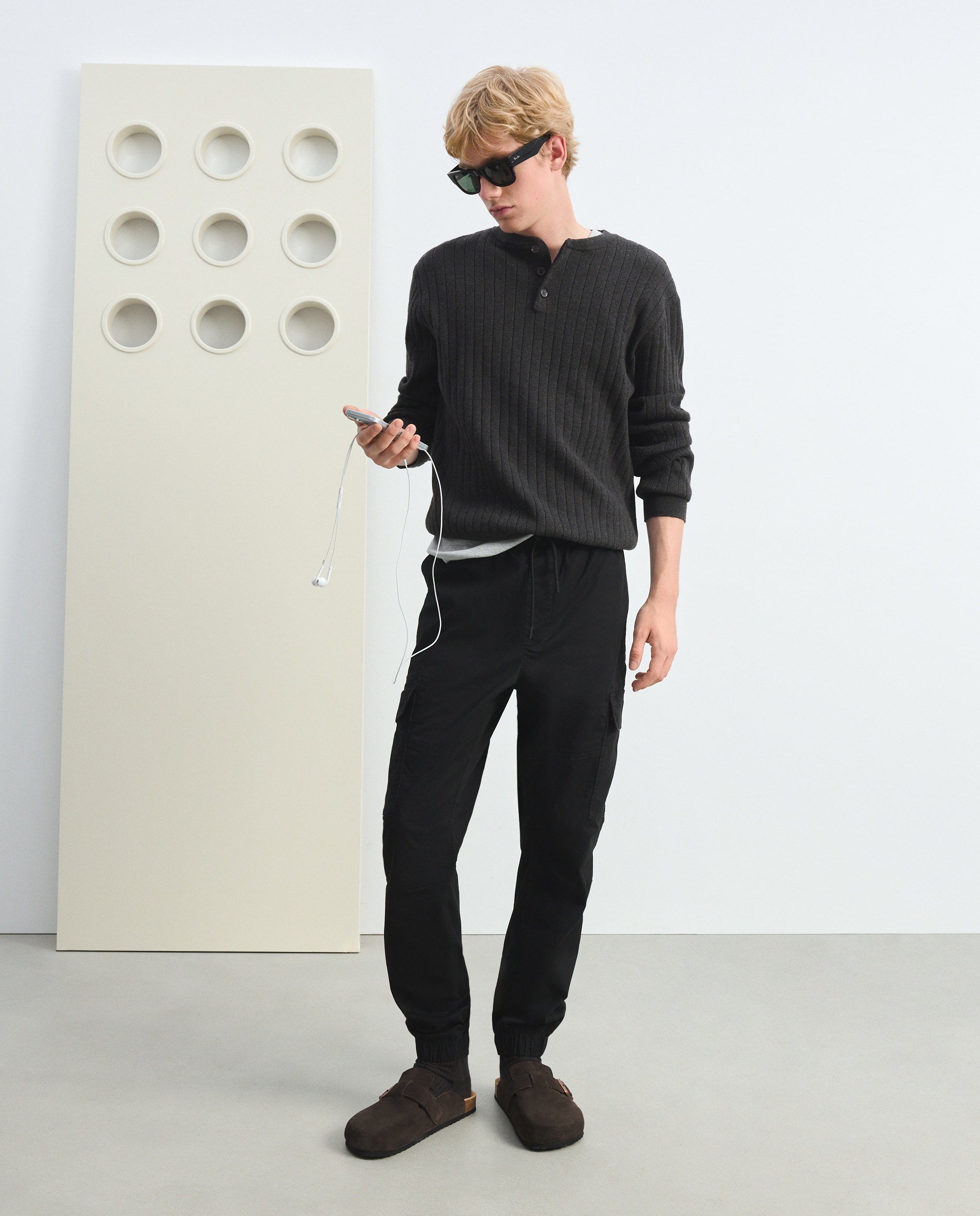 Imagen 1 de Pantalón de hombre multibolsillos con goma en el bajo. - Green Coast - Negro Negro