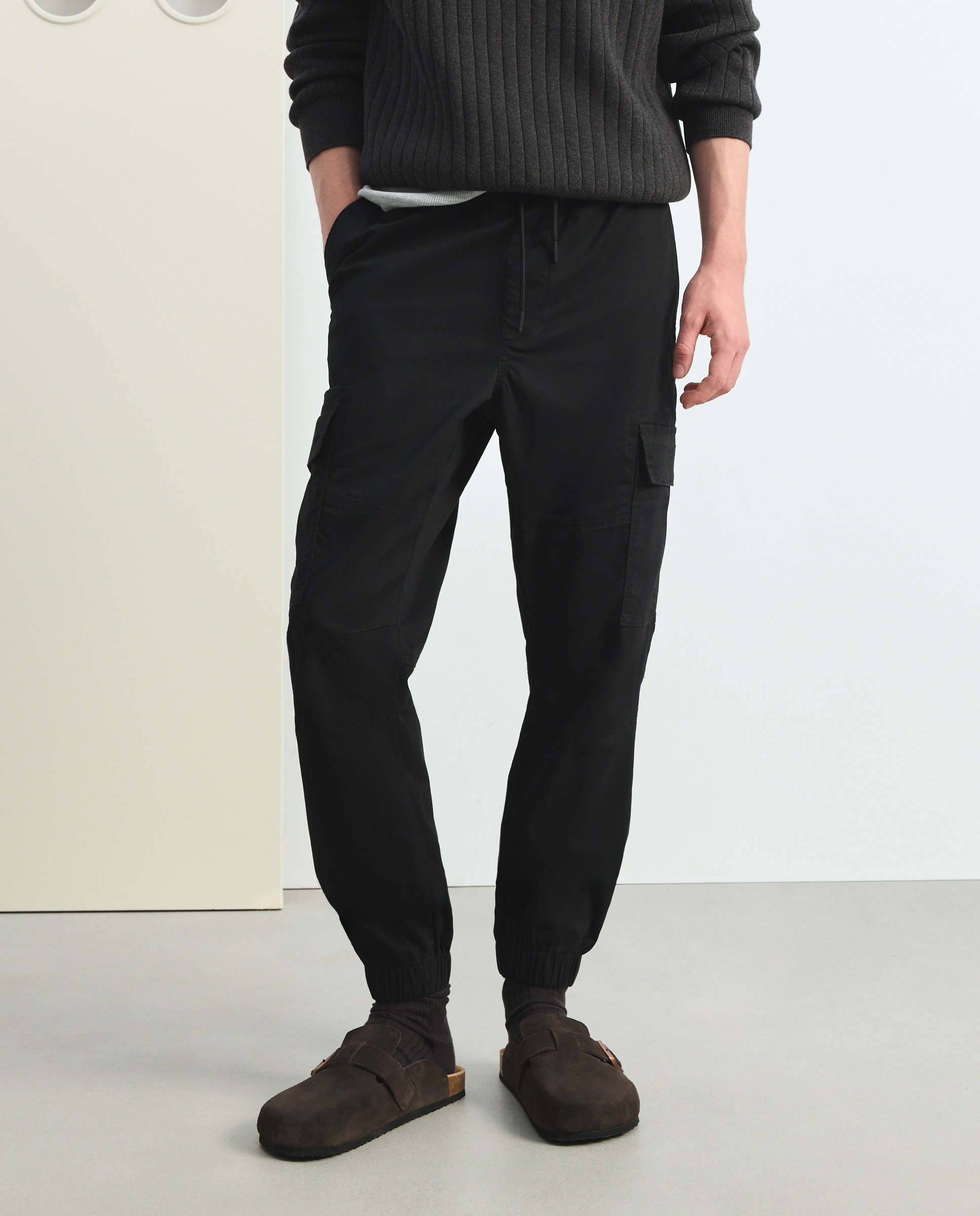 Imagen 2 de Pantalón de hombre multibolsillos con goma en el bajo. - Green Coast - Negro Negro